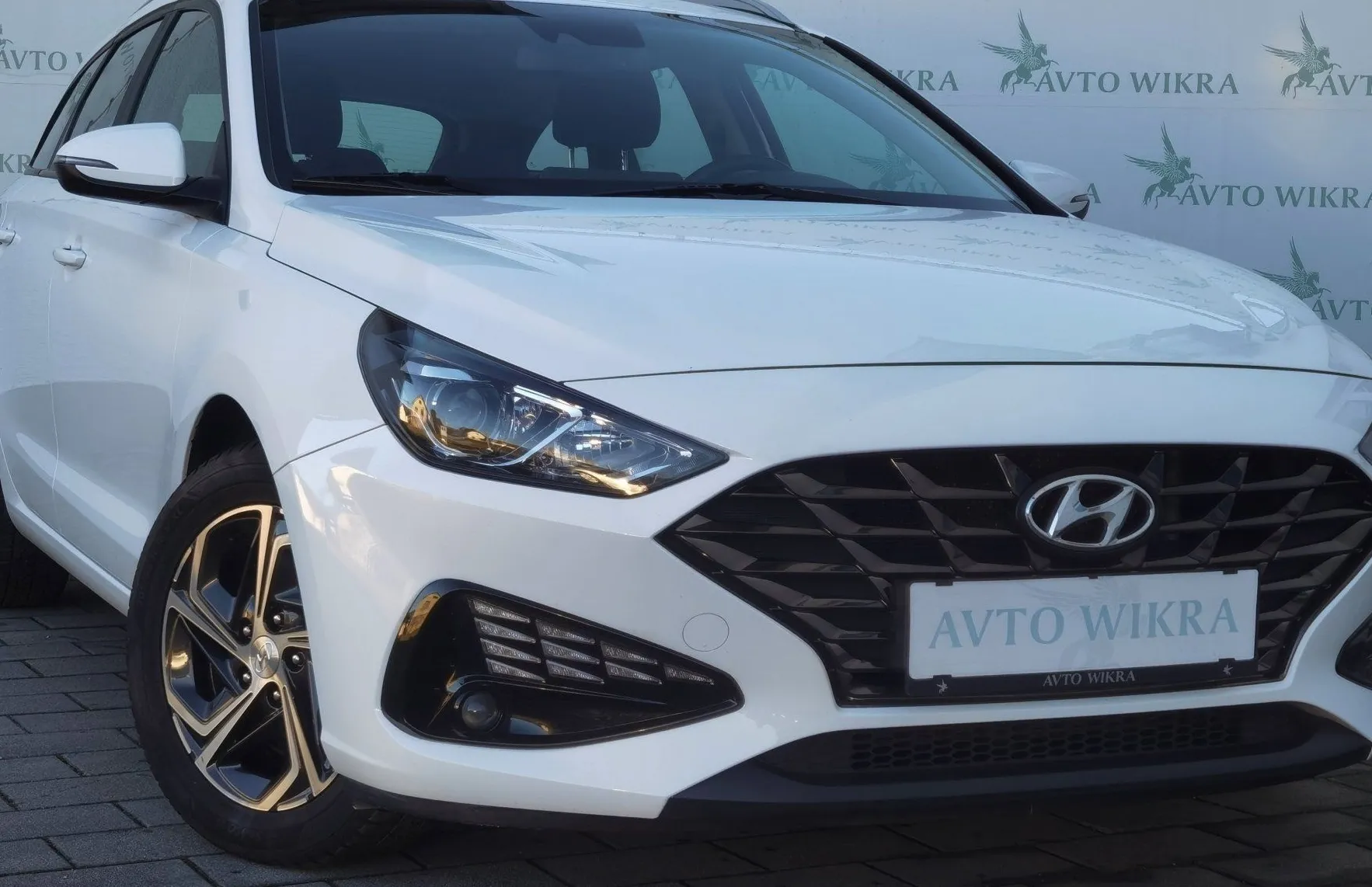 Zunanja slika - Hyundai i30 Wagon - 1.6CRDI Premium LED•LANE•NAVI•KEYLESS•KAMERA•16C• - 1