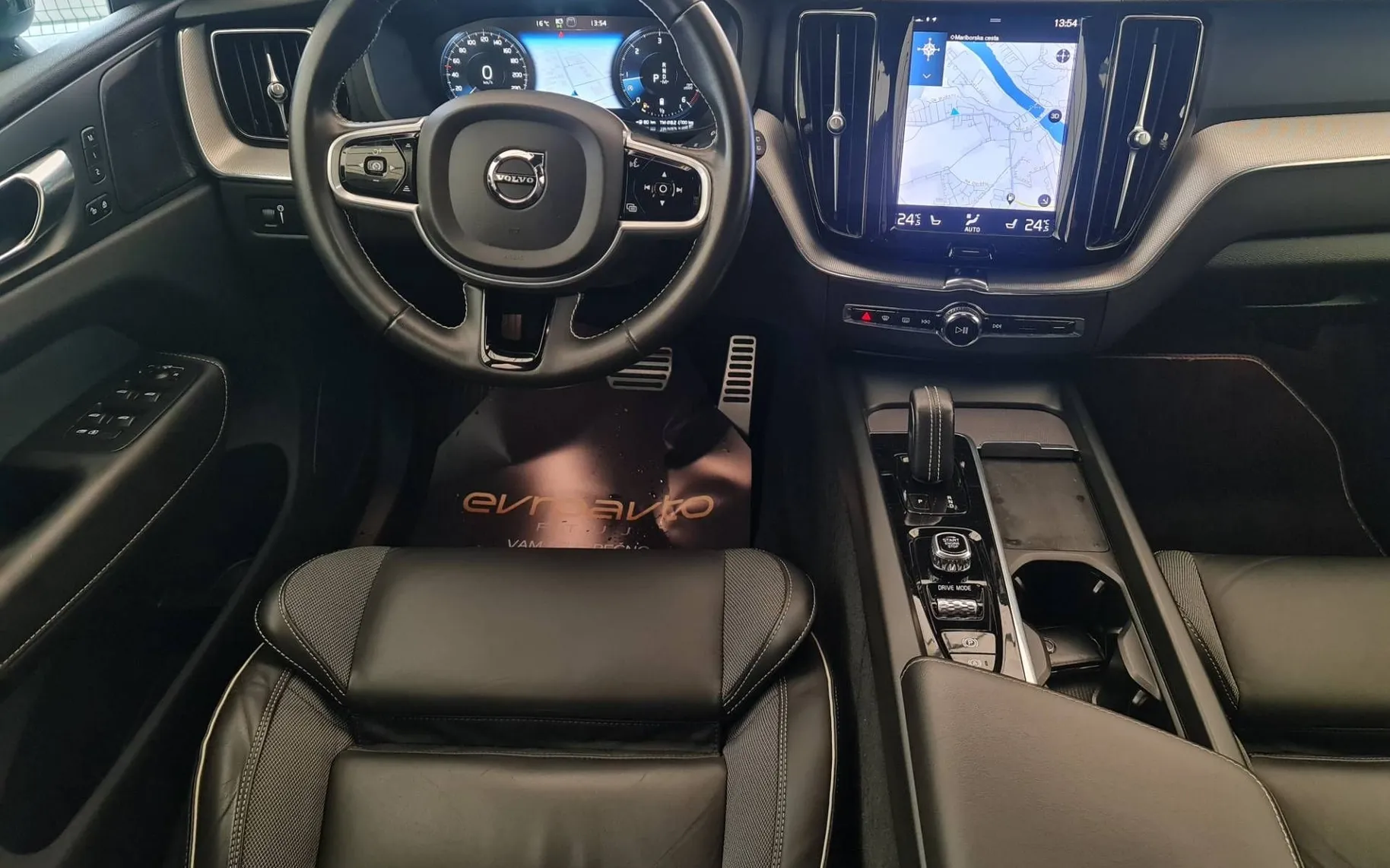 Notranja slika - Volvo XC60 - B4D R-Design Avt.-Head-up zaslon  HUD -360-Radar - 11