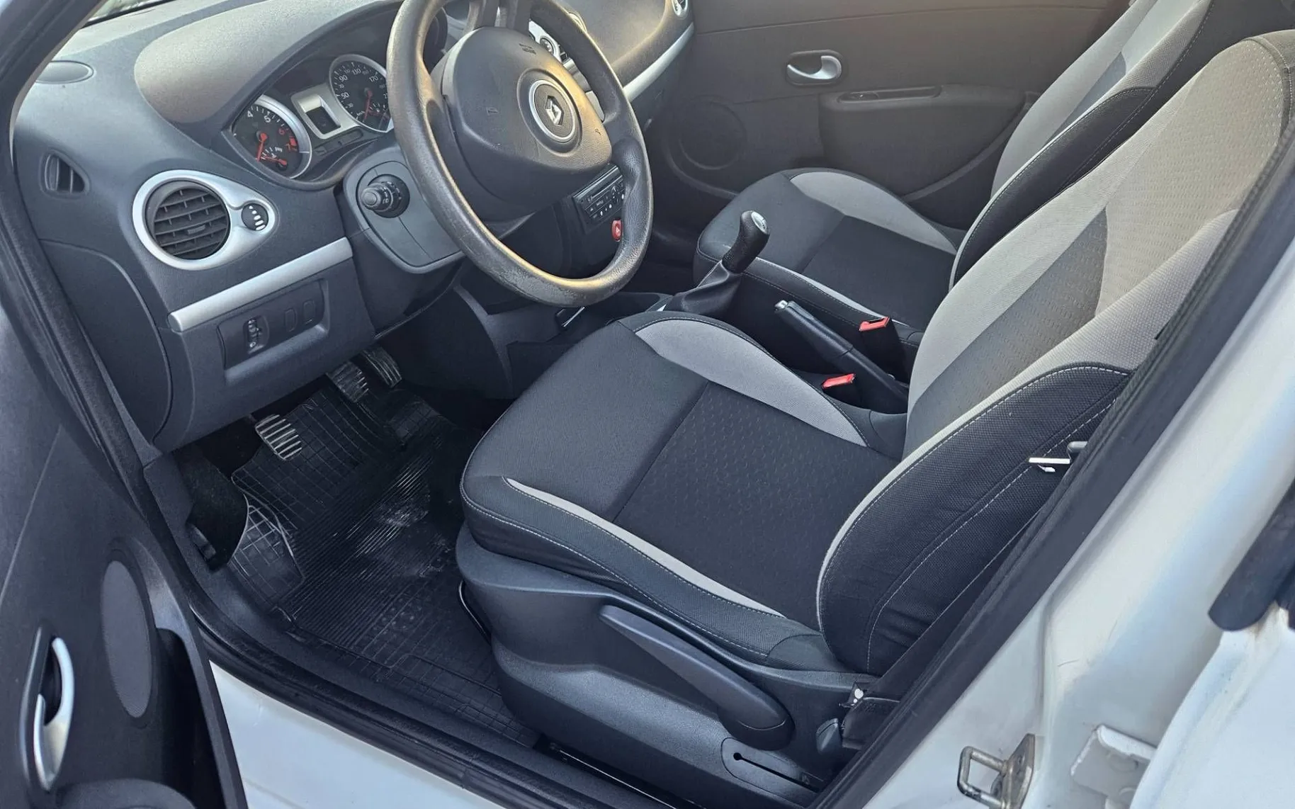 Notranja slika - Renault Clio - 1.2 16V SLO KLIMA - 8
