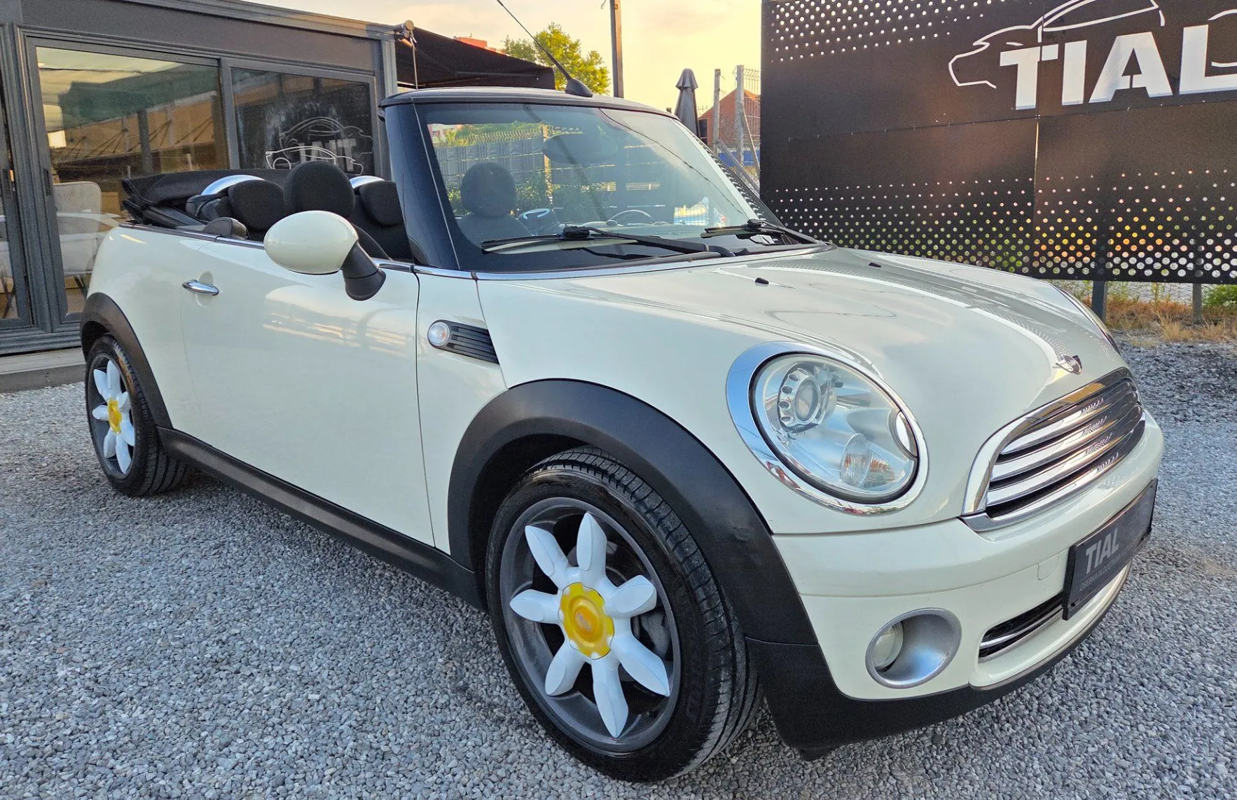 Zunanja slika - MINI Cabrio - One KLIMA-ALU17-BI XENON-USNJE-SERVISNA - 3