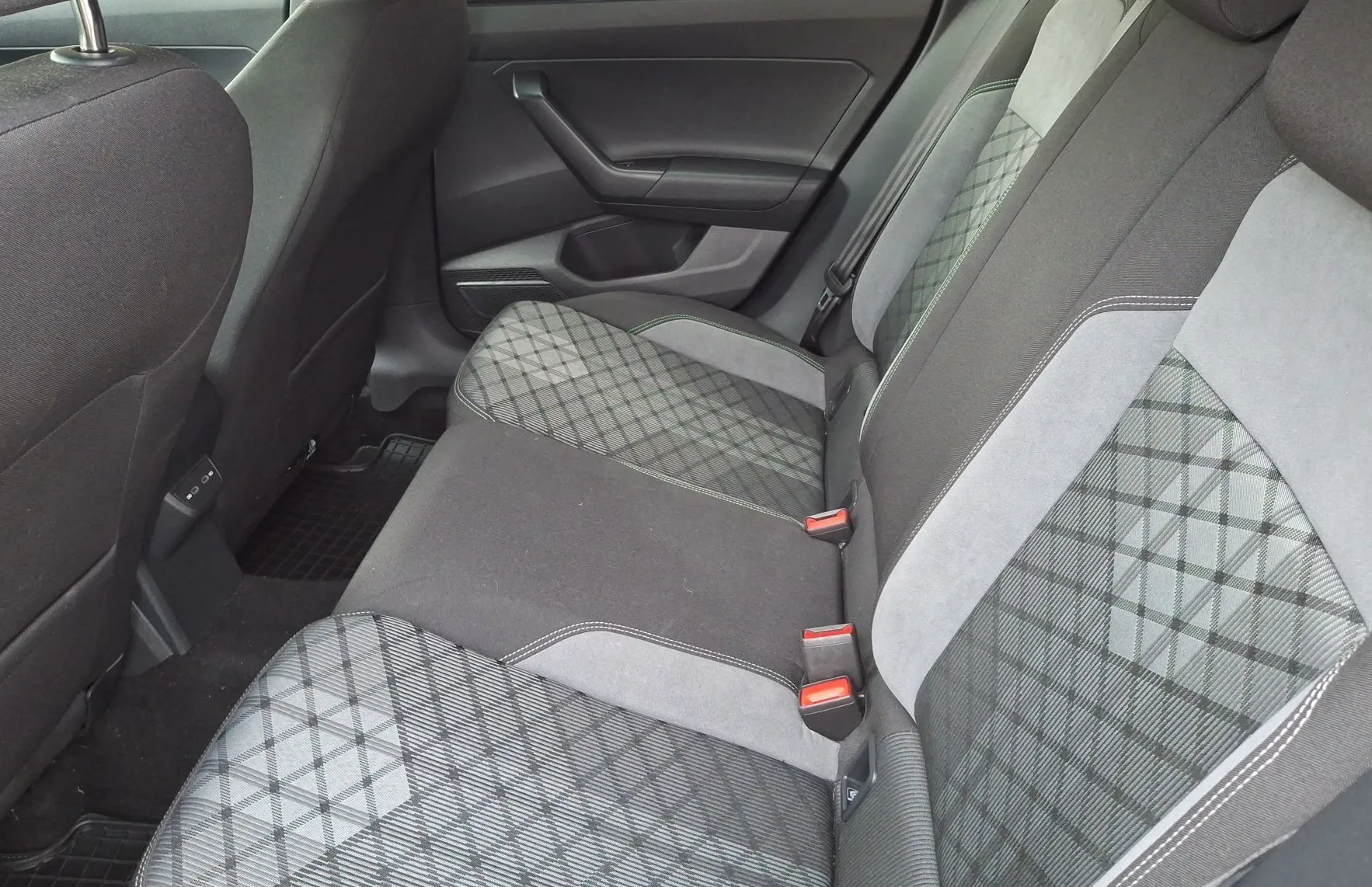 Zunanja slika - VW Taigo - 1.0 TSI avt. R-Line 115 KM - 11