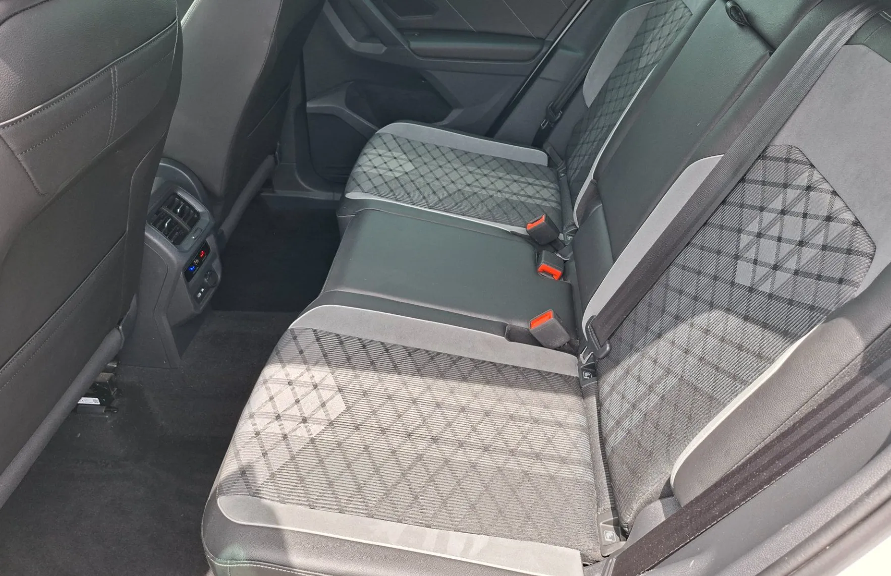 Zunanja slika - Volkswagen Tiguan - 4motion 2.0 TDI BMT R-Line DSG - 9