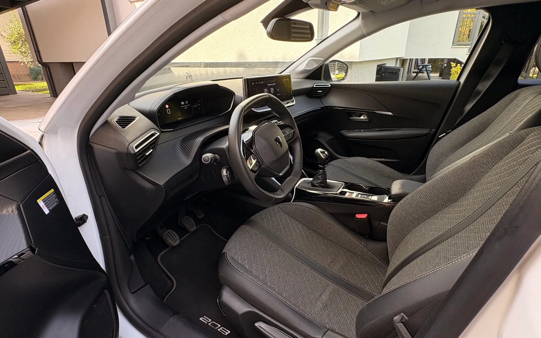 Notranja slika - Peugeot 208 - 1,2 PureTech 100 S&S Allure - 6