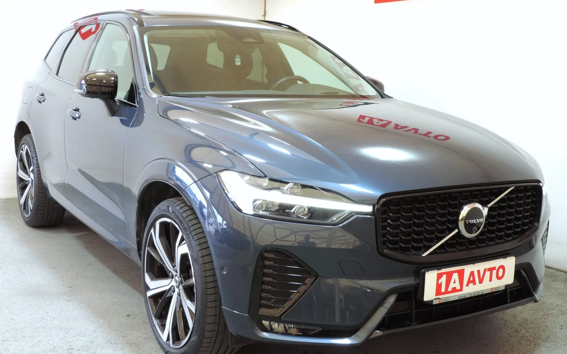 Zunanja slika - Volvo XC60 - B5P AWD Ultimate Dark Avt. LED-KAMERE 360-PANORAMA - 3
