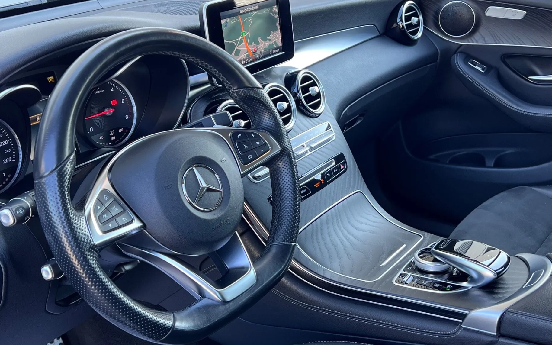 Notranja slika - Mercedes-Benz GLC-Razred - 220d+4MATIC+F1+NAVI+18COL+PDC+USNJE - 11