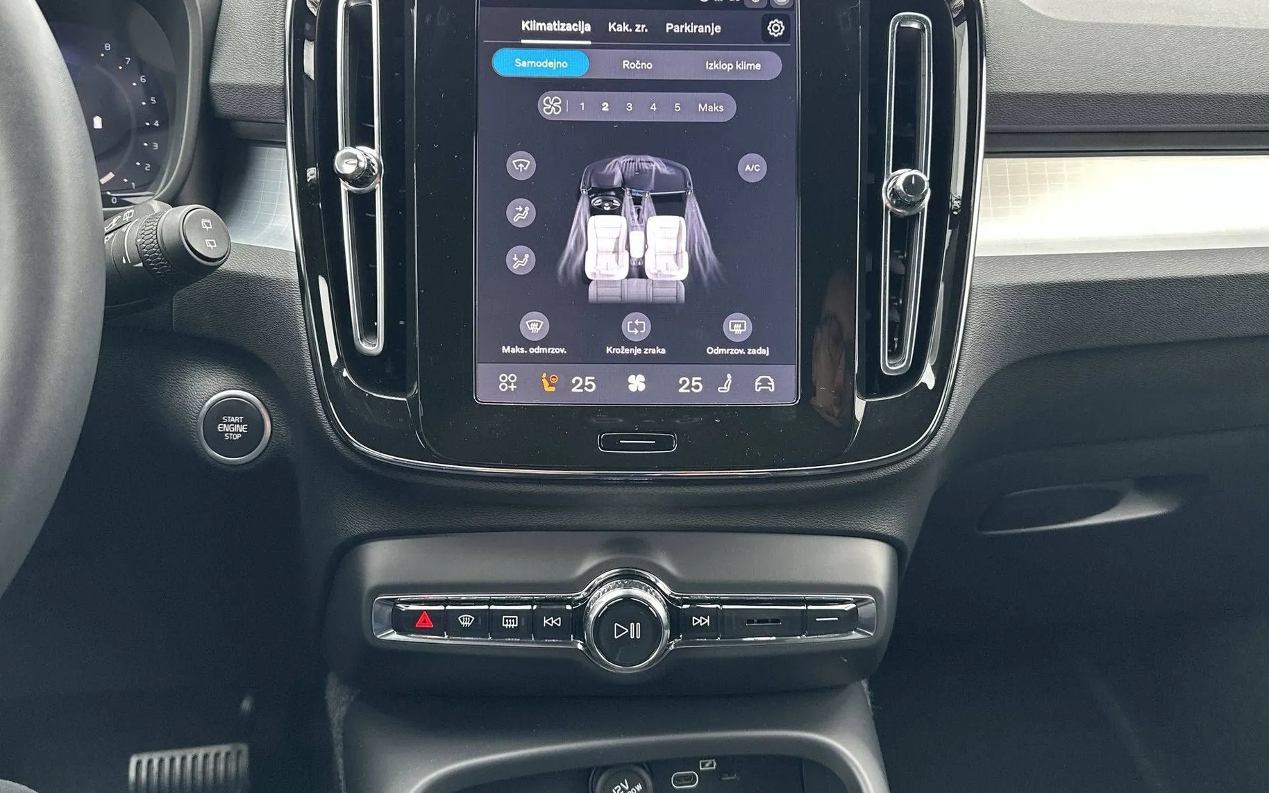 Notranja slika - Volvo XC40 - B3 P Plus Black Edition Avt. - 19