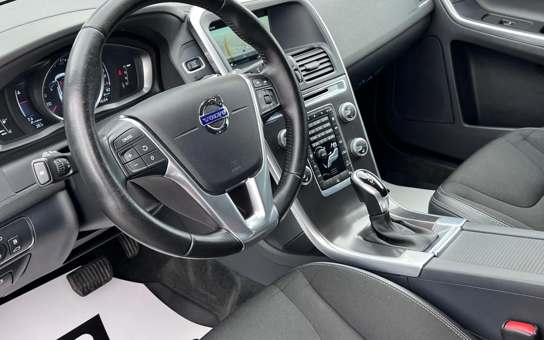 Notranja slika - Volvo XC60 - 2.4 AWD D4+XENON+NAVI+KLJUKA - 10