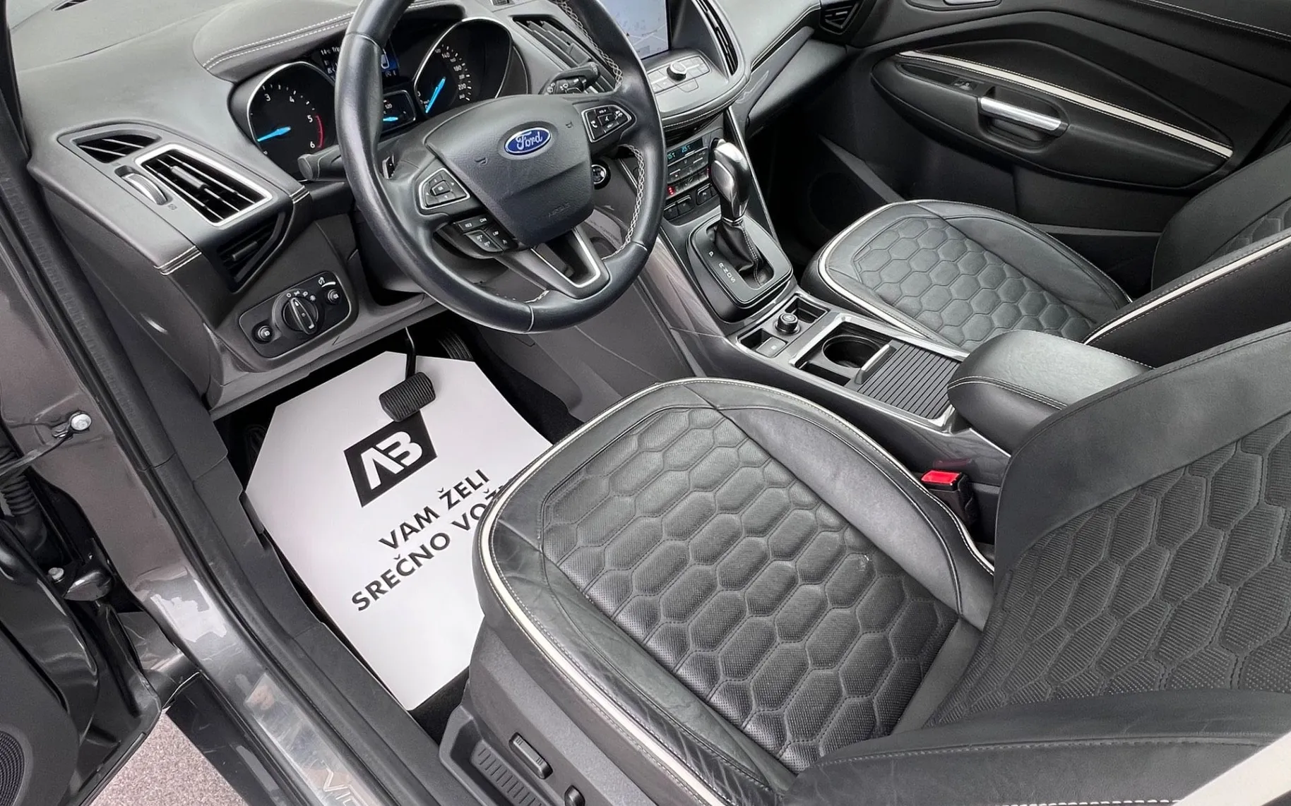 Notranja slika - Ford Kuga - 4x4 2.0 TDCi Vignale+LED+KEYLESS+SONY+AMBI - 9