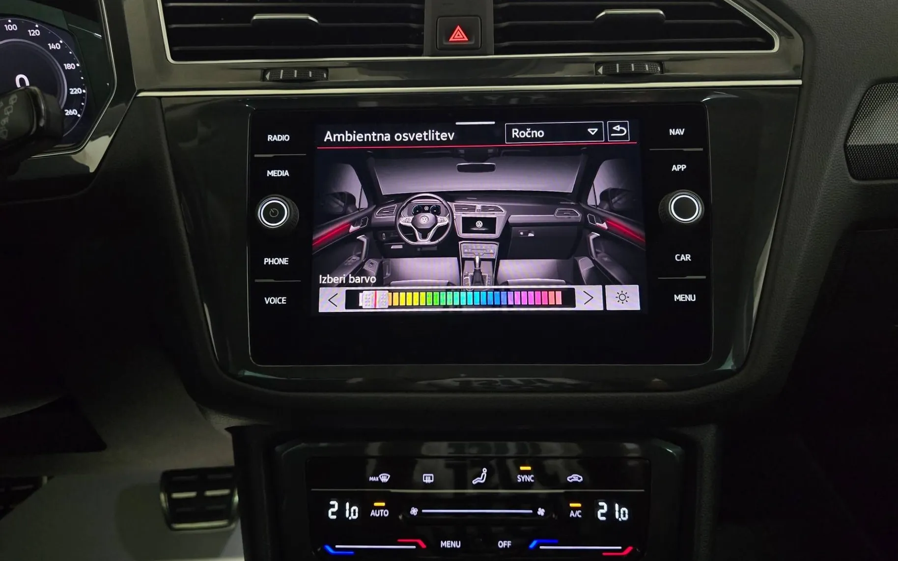 Notranja slika - Volkswagen Tiguan - 2.0 TDI Urban Sport 4Motion DSG - Matrix.kamera.HK - 15