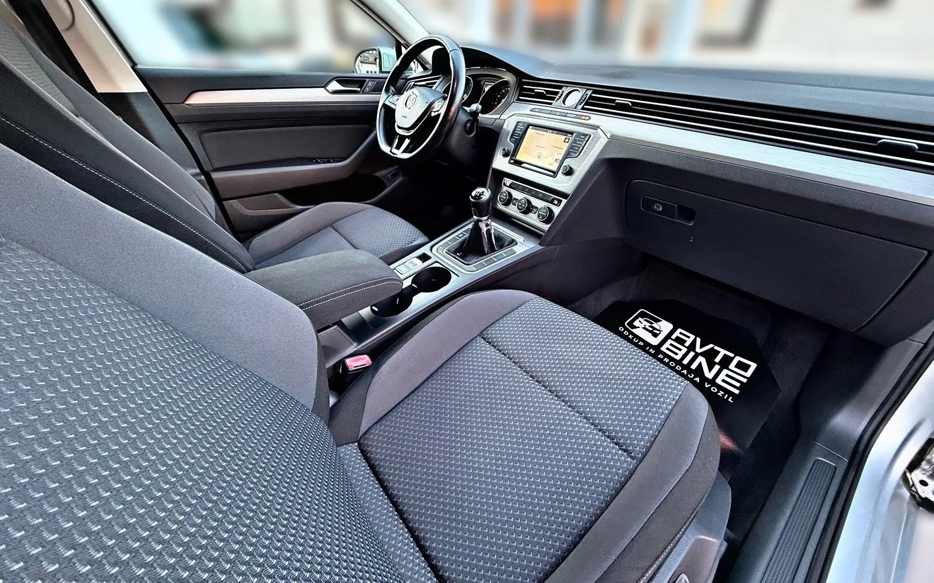 Notranja slika - Volkswagen Passat - 1.6 TDI•LIMO•NAVI•PDC•ODLIČEN... - 21