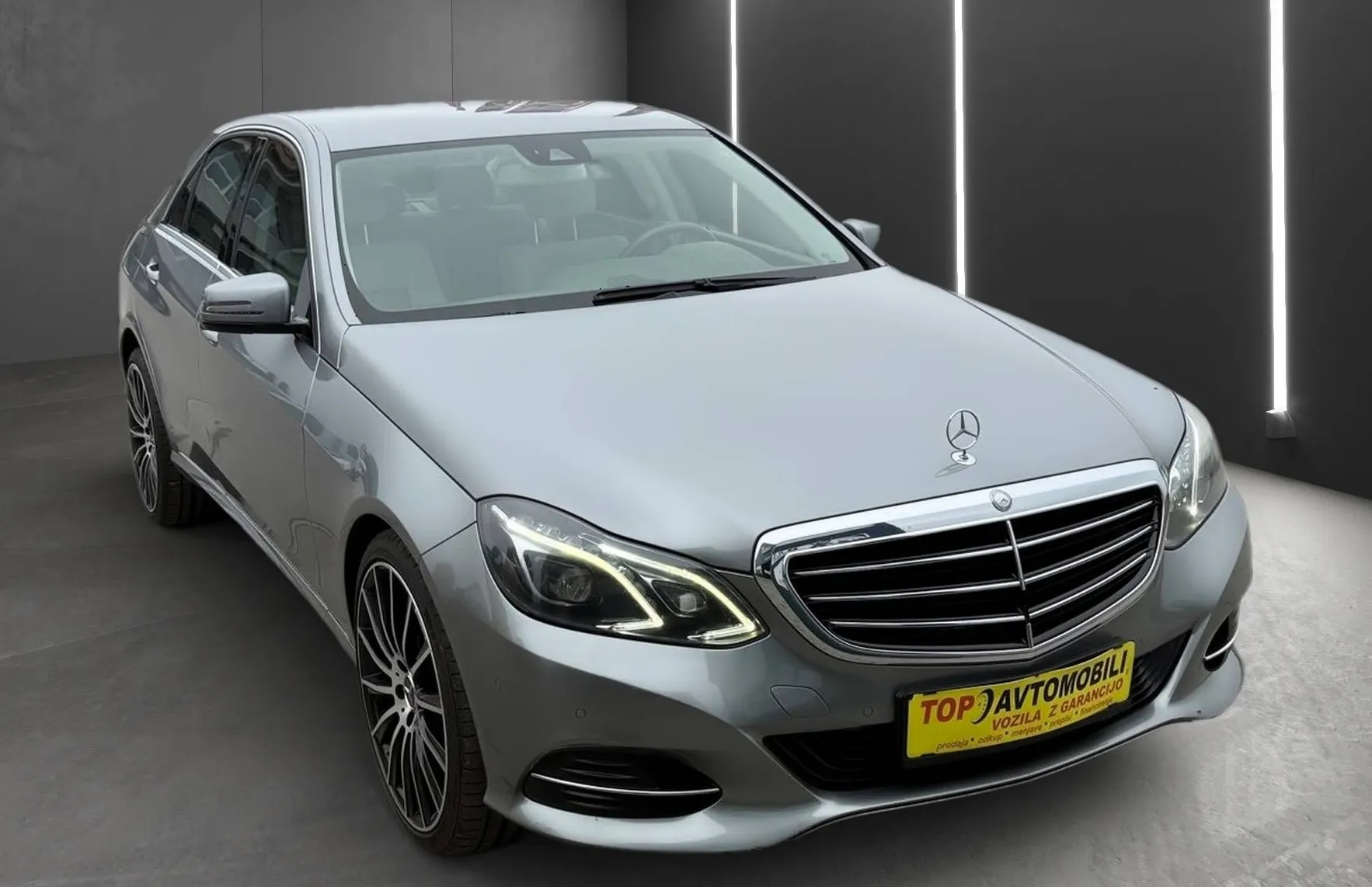 Zunanja slika - Mercedes-Benz E-Razred - E 220 CDI SLOVENSKI NAVIGACIJA TEMPOMAT PDC HI-FI - 8