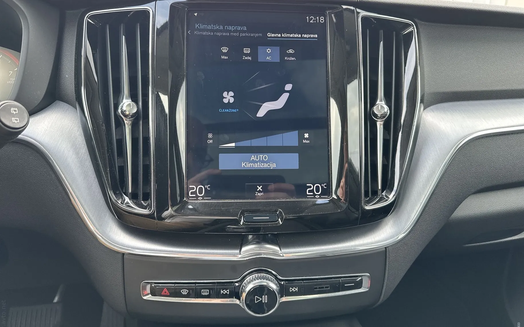 Notranja slika - Volvo XC60 - T8 Recharge Twin Engine AUT  Zračno Kljuka Pano... - 11
