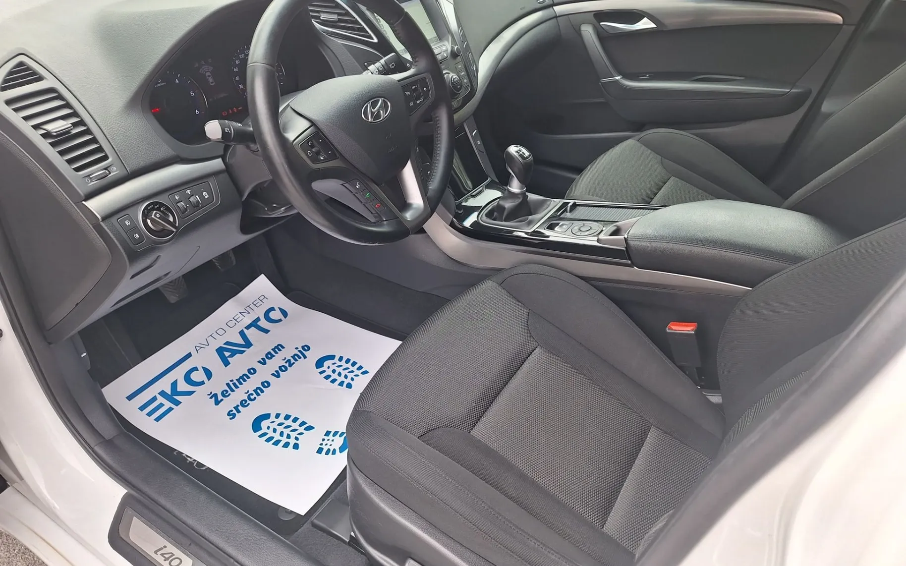 Notranja slika - Hyundai i40 - 1.7 CRDI 85KW PREMIUM FUL LED-NAVI-KAMERA-PDC-... - 10