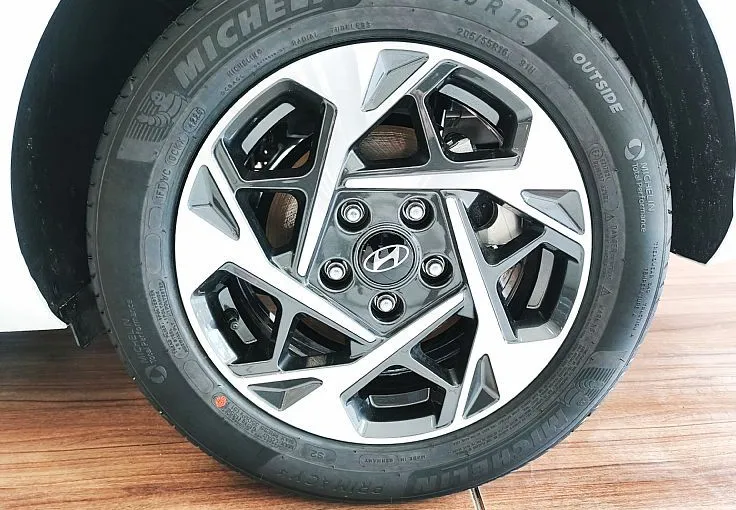 Zunanja slika - Hyundai i30 Wagon - 1.5 MPI STYLE-KAMERA-WINTER-REZ.KOLO-ALU-LED-VIDEO - 4