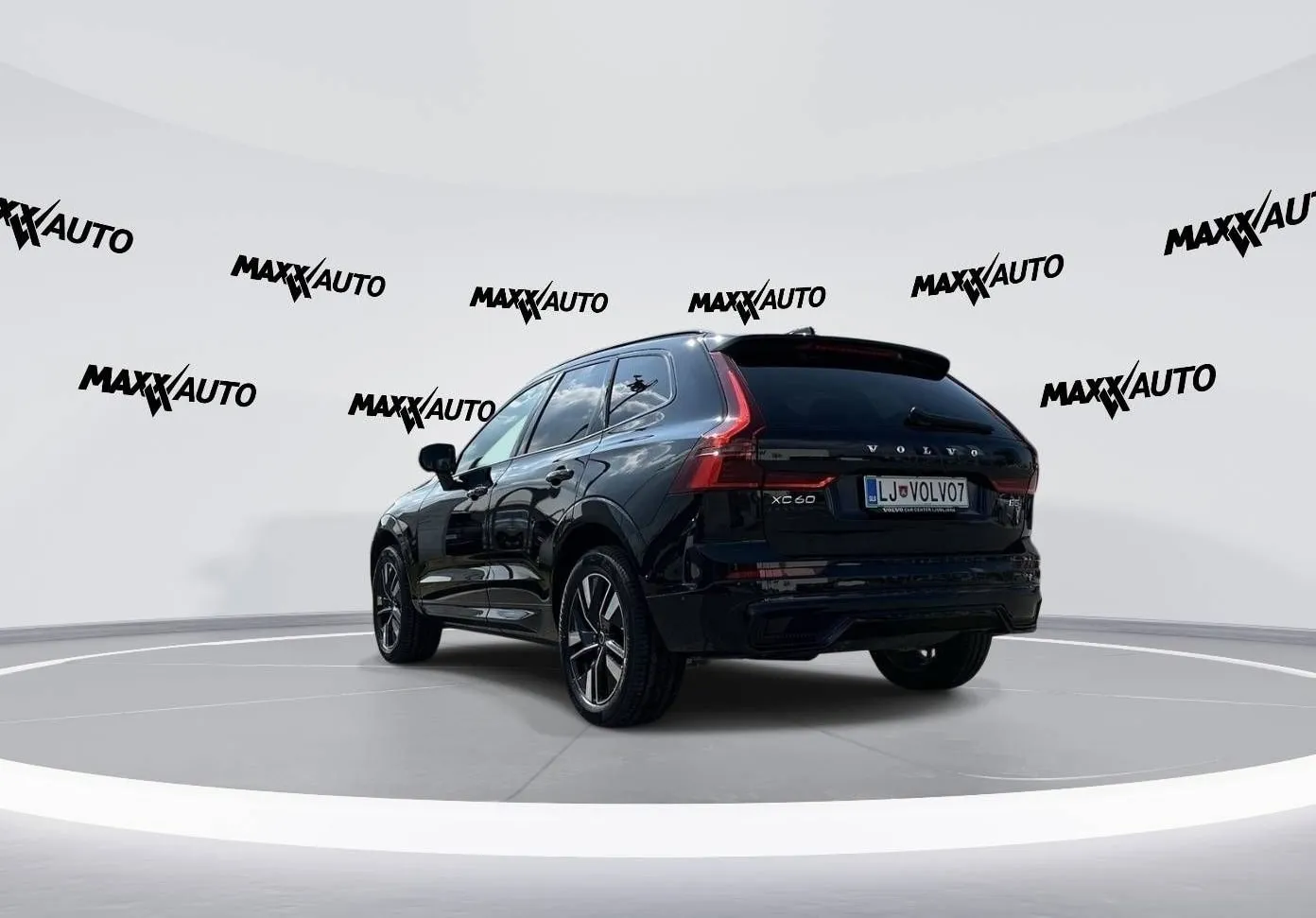 Notranja slika - Volvo XC60 - B5 P AWD Plus Dark Avt - 7