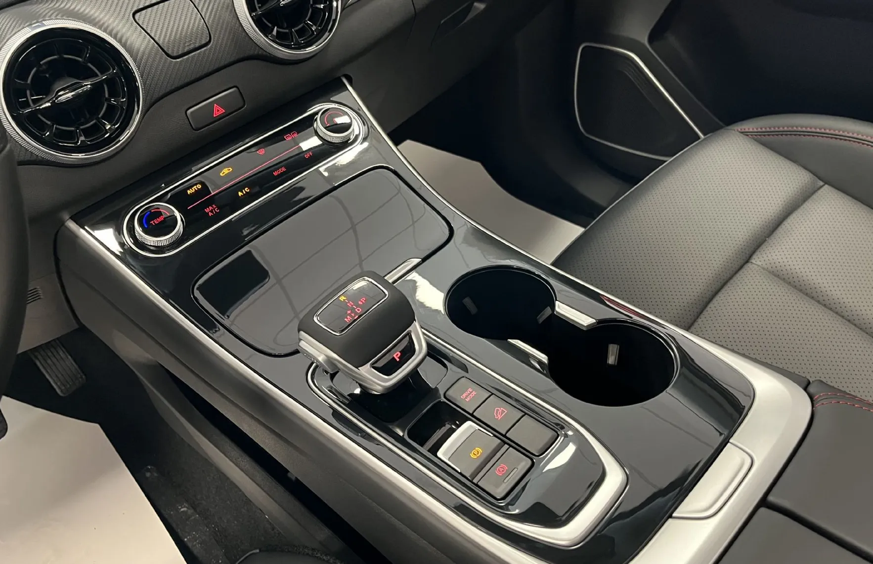 Zunanja slika - Forthing Forthing T5 EVO - T5 Evo 1.5 T-GDI LUXURY - NA ZALOGI - my 2025 - - 18