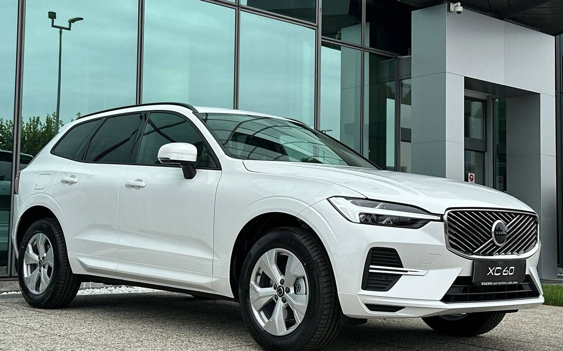 Zunanja slika - Volvo XC60 - B5  P  Core AT AWD 3 leta garancije + 3 servisi... - 3