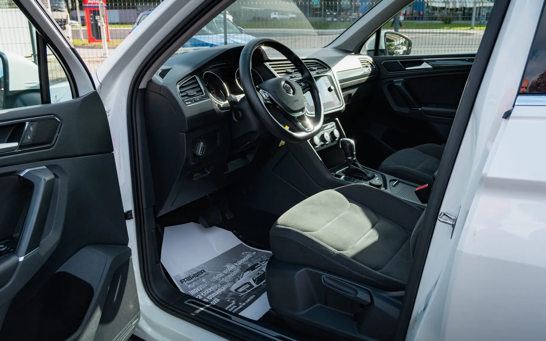 Notranja slika - Volkswagen Tiguan - 2,0 TDI BMT R-Line Edition DSG - 9