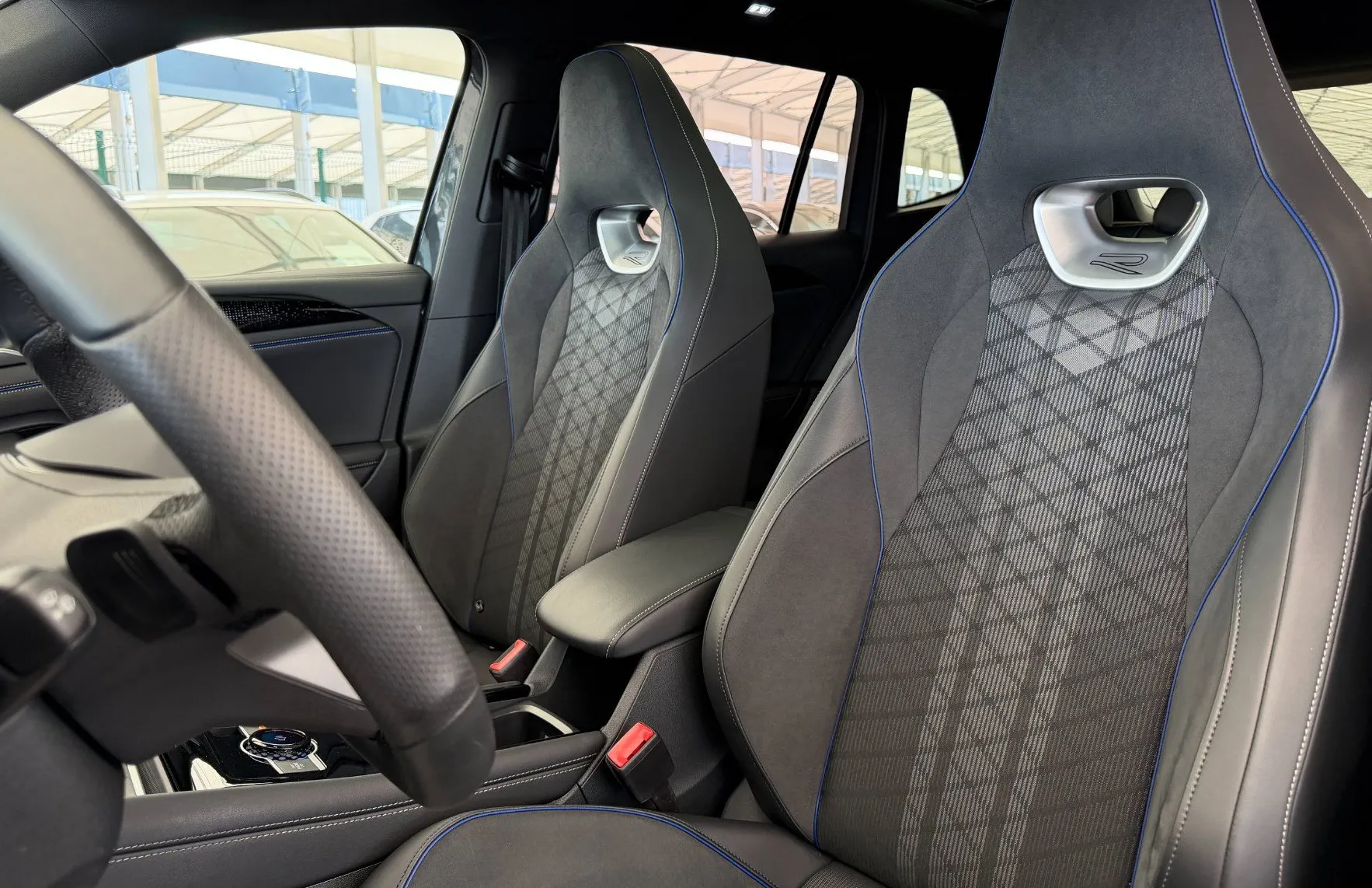 Zunanja slika - Volkswagen Tiguan - 4JOY 2.0TDI DSG SLO 1.Lastnik BLACK STYLE-PANORAMA - 9