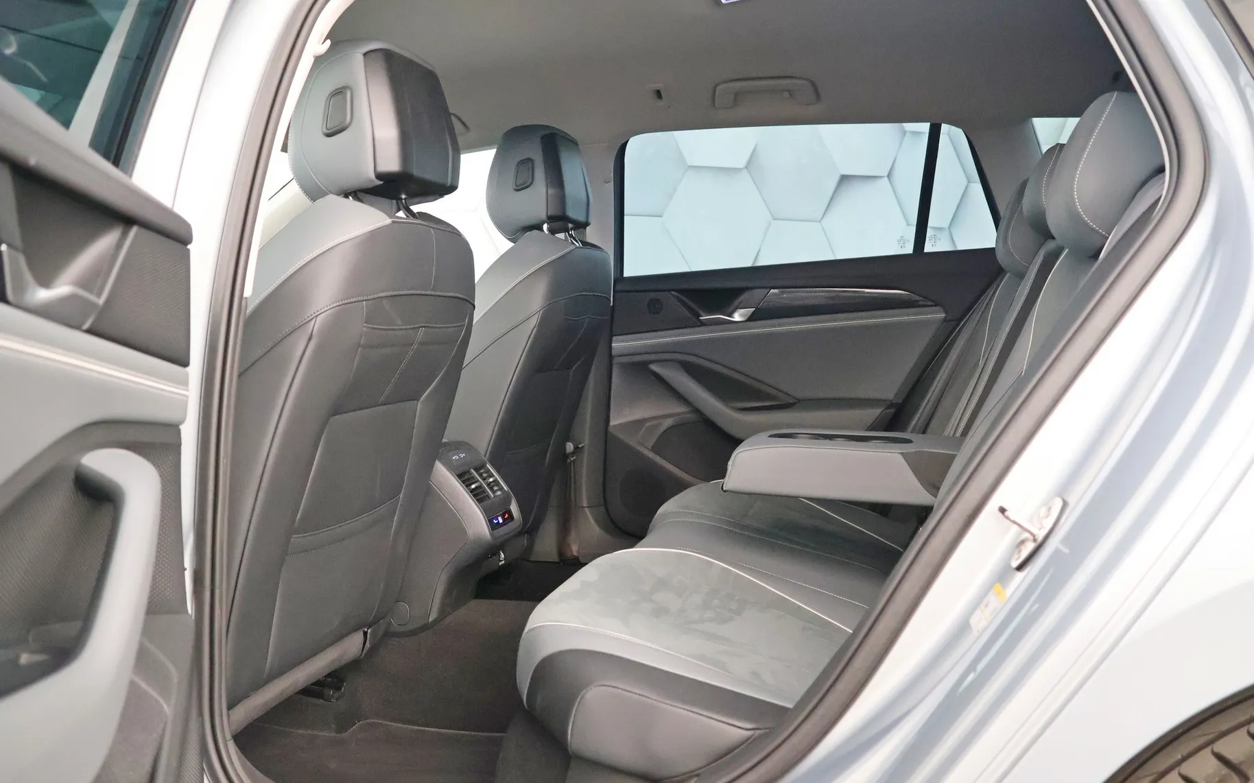 Zunanja slika - Volkswagen Passat - 2.0 TDI DSG Business - 10