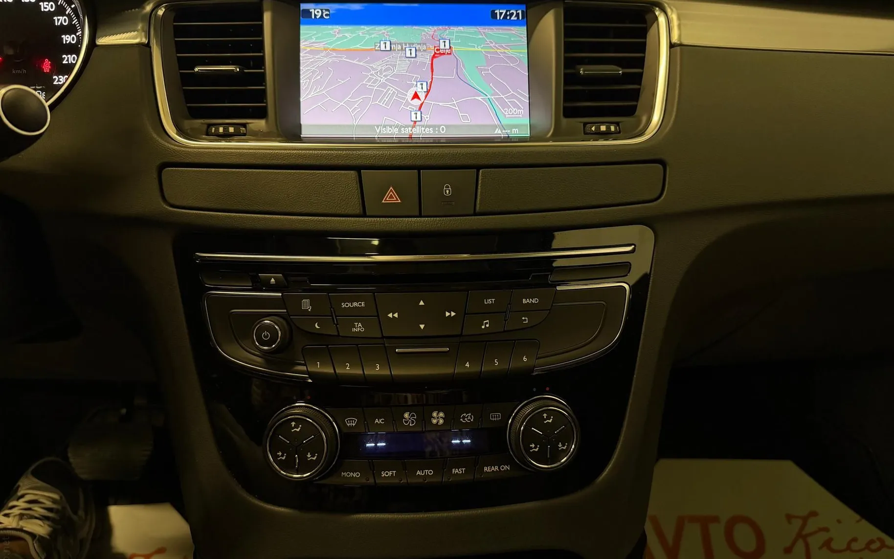 Notranja slika - Peugeot 508 - RXH Hybrid4 2.0 HDi-4X4-BI-XENON-NAVI-PDC-F1-TEMPO - 12