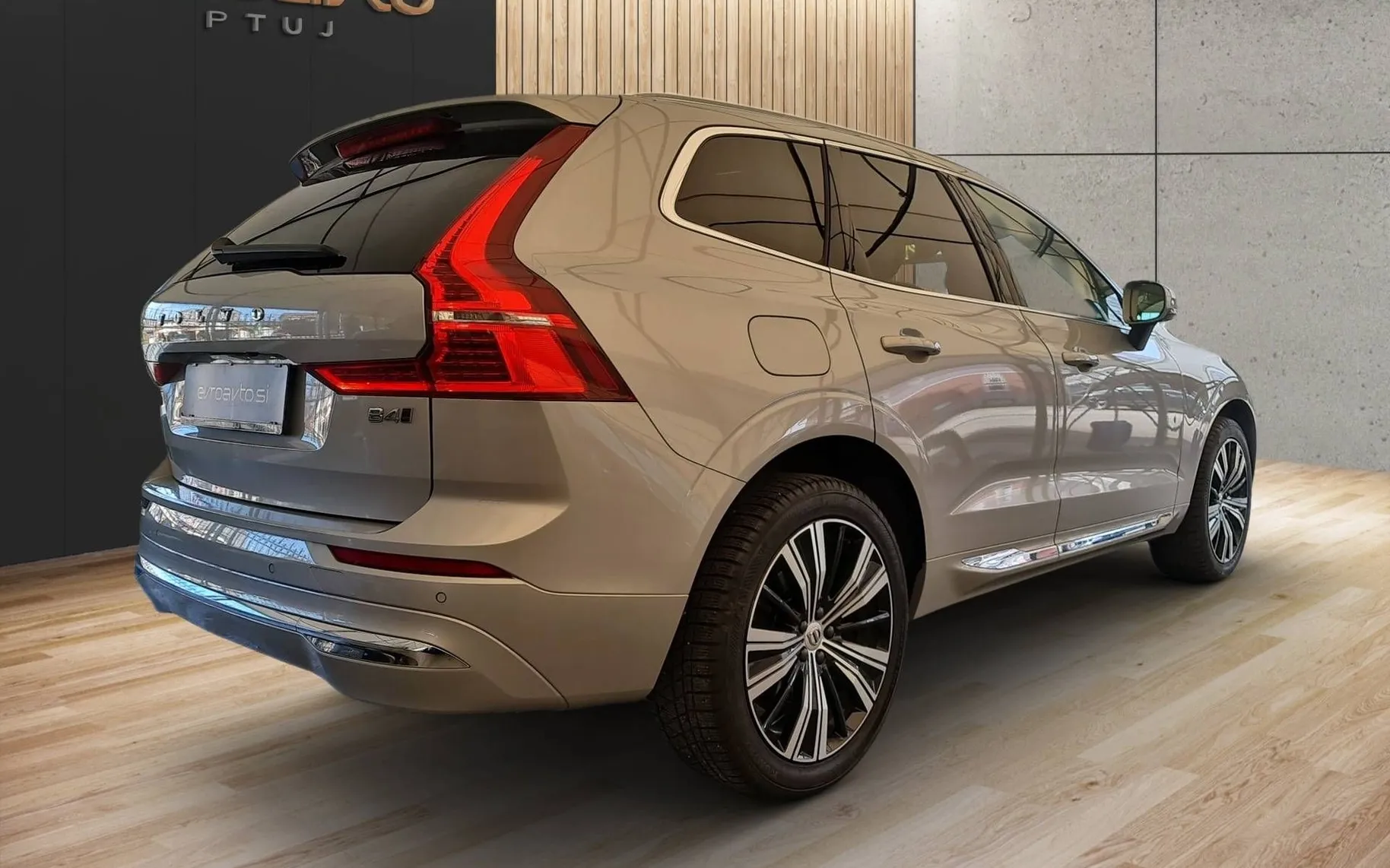 Notranja slika - Volvo XC60 - B4  Plus Bright AWD•Redno vzdrževan•Alu. 20 - 7
