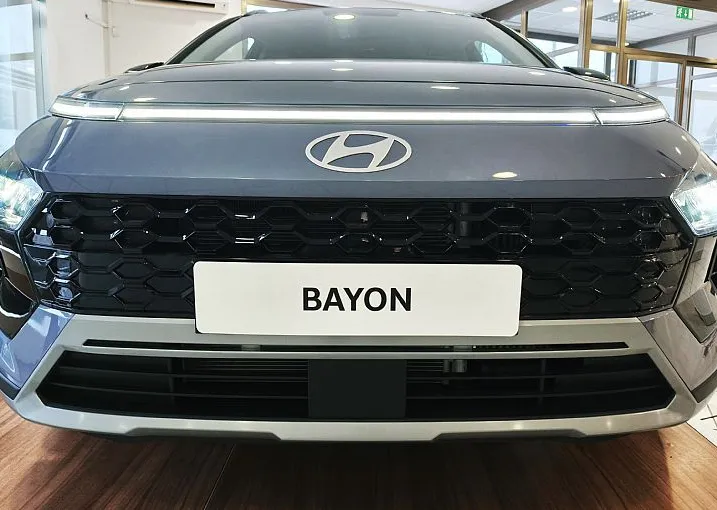 Zunanja slika - Hyundai Bayon - T-GDI PREMIUM AVT-ČRNA STREHA-AKT.TEMP-WINT-VIDEO - 2