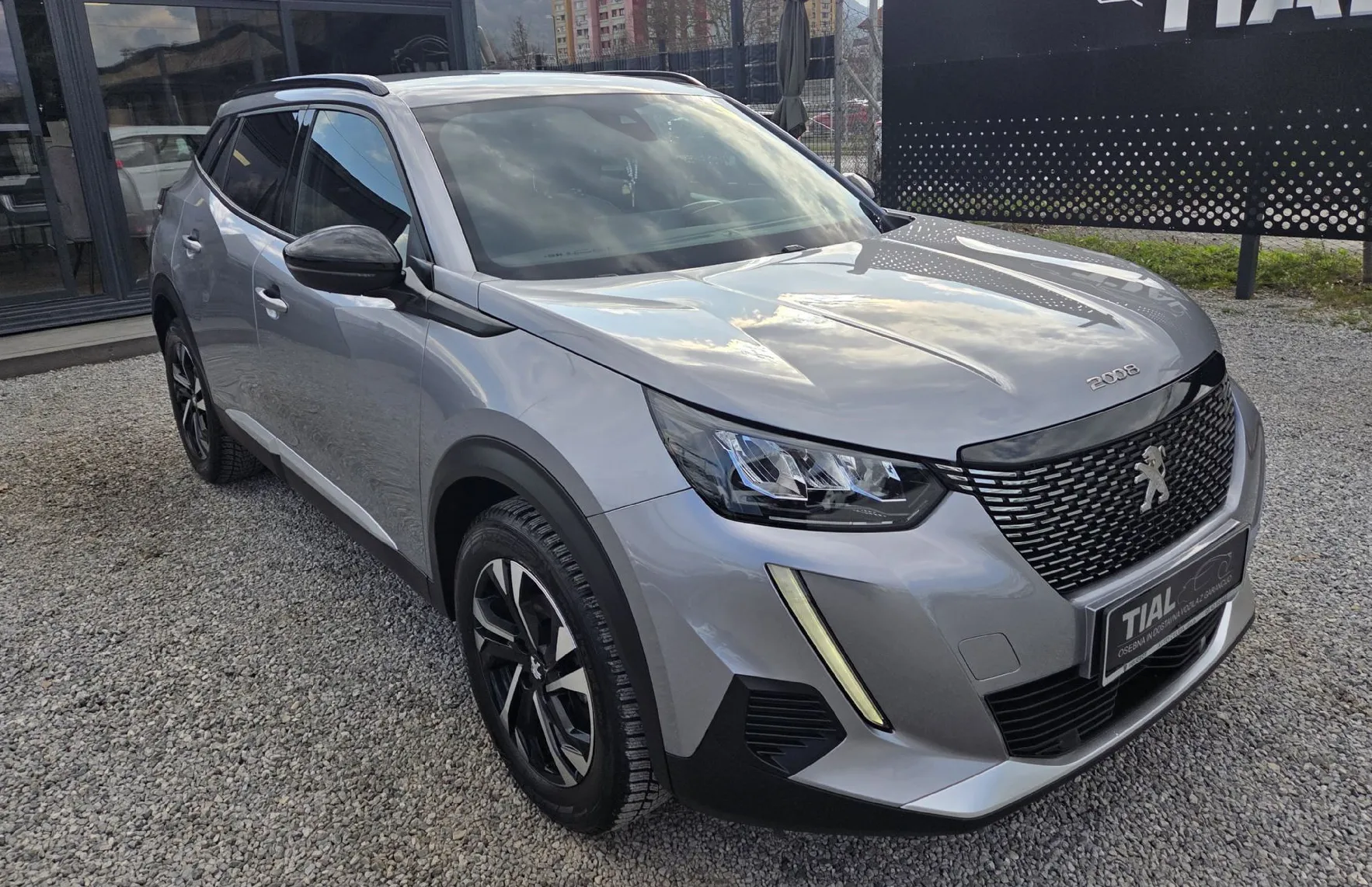 Zunanja slika - Peugeot 2008 - 1.2-SLO-1LASTNIK-SAMO36000KM-FULLED-KAMERA-NAVI.. - 3