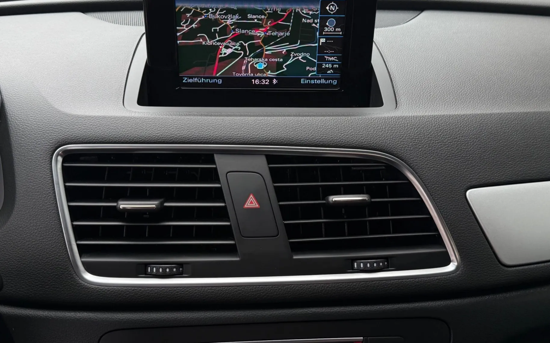 Notranja slika - Audi Q3 - 2.0 TDI-S LINE-XENON+LED-LIZING ZA TUJCE-NAVI- - 11