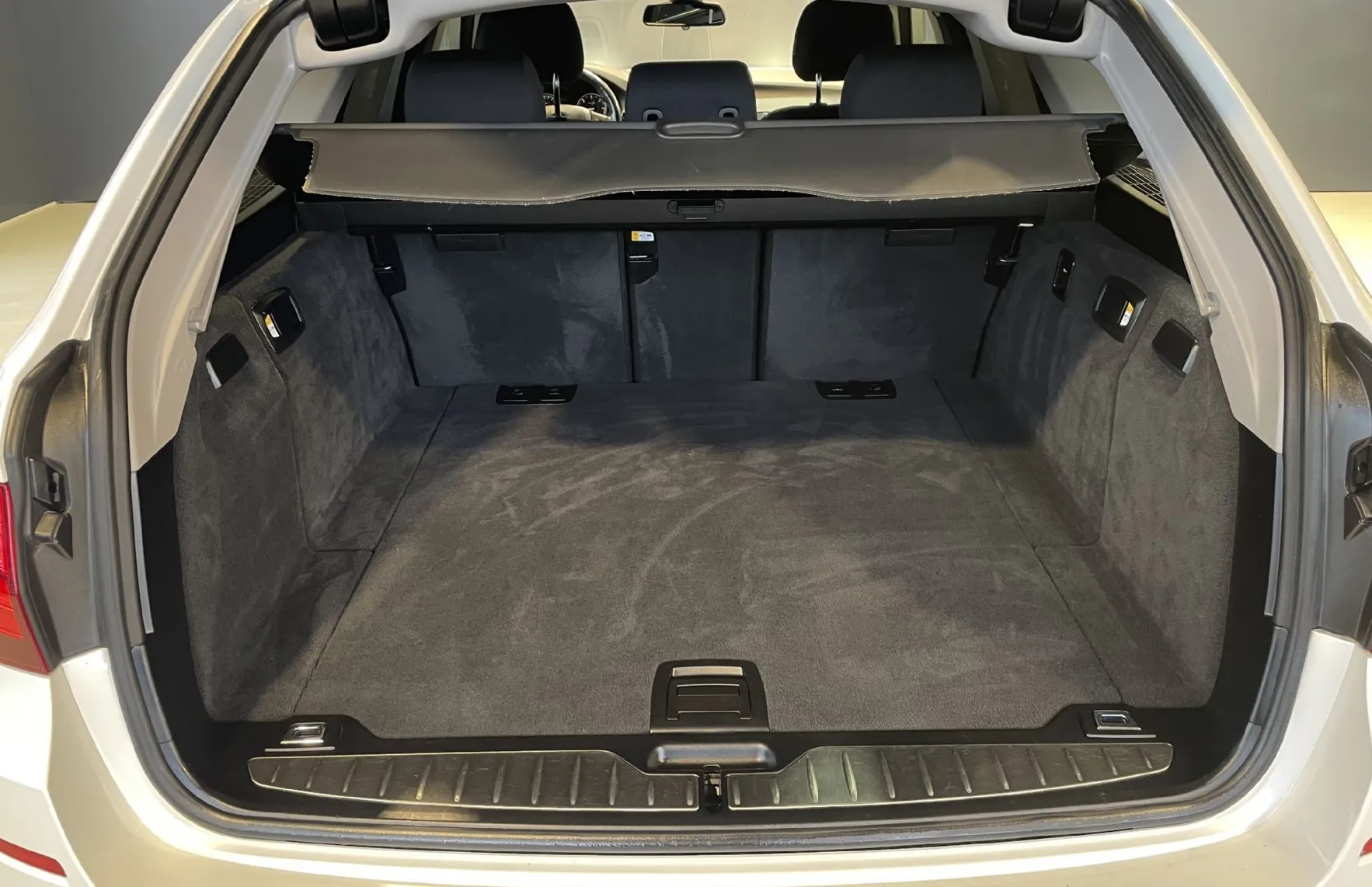 Zunanja slika - BMW Serija 5 - Touring: 520d-HEADUP-VIRTUAL-LANE-NAVI-RADAR-KAMERA-LED- - 6