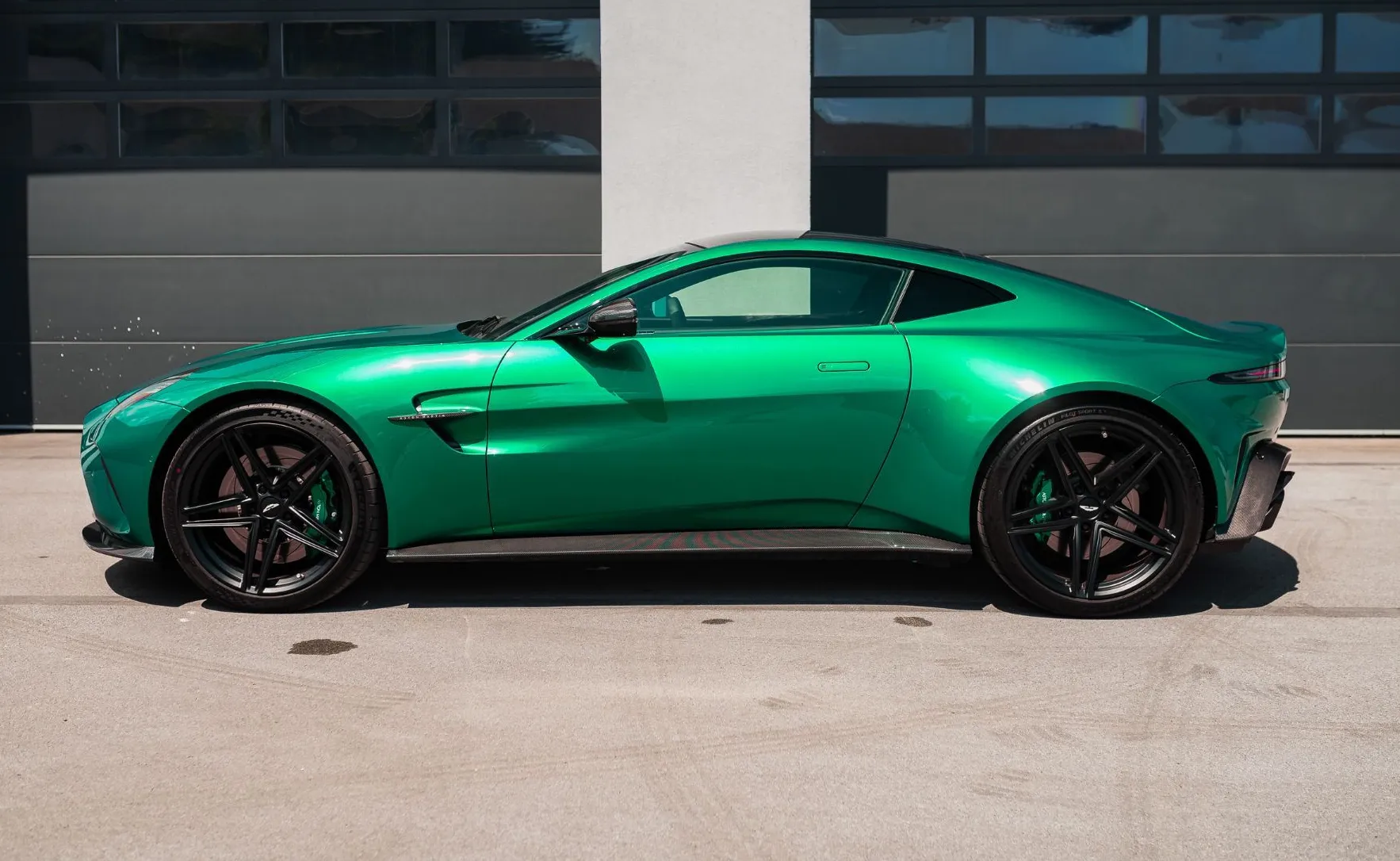 Zunanja slika - Aston Martin Vantage - PERFORMANCE PODIUM GREEN KARBON BOWERS WILKINS - 8