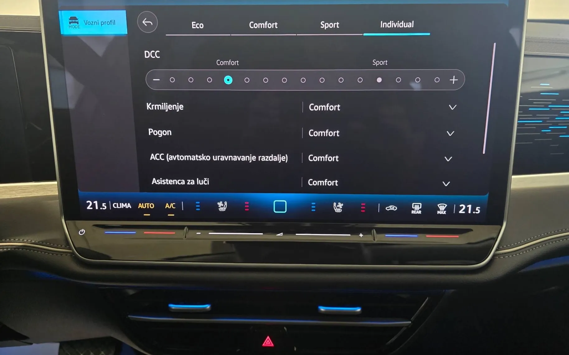 Notranja slika - Volkswagen Passat Variant - 1.5 eTSI Business DSG - Matrix.360kam.DCC Pro.HUD - 17