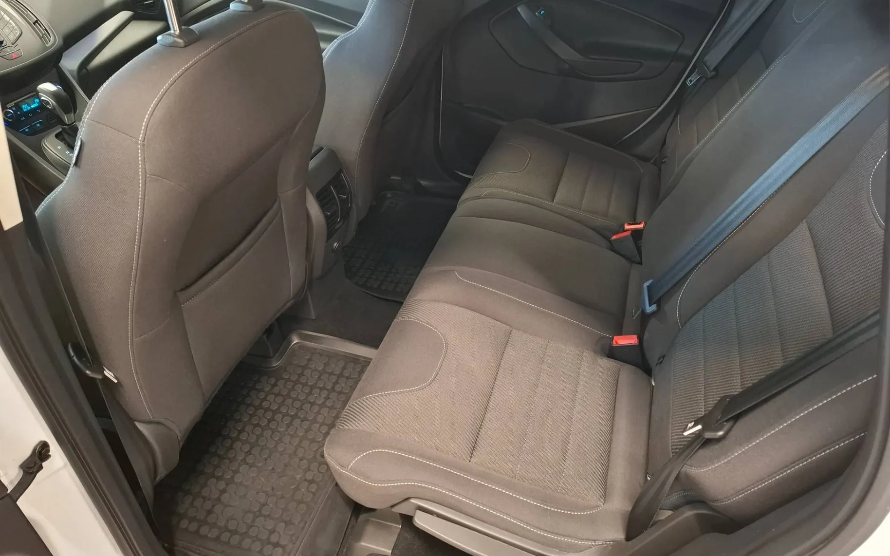 Notranja slika - Ford Kuga - 1.6 SCTI 4x4 AVT.-TEMP-PDC-GRETJE SEDEŽEV-KOT NO - 11