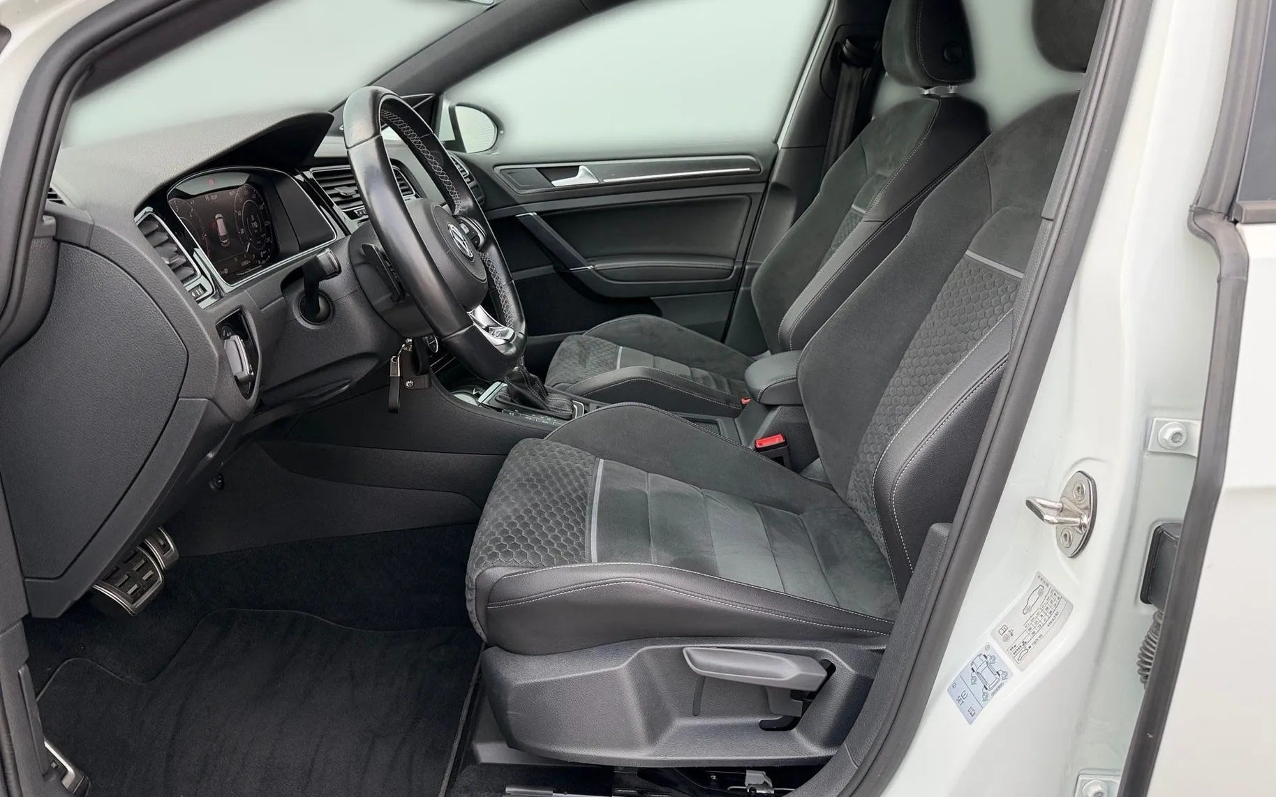 Notranja slika - Volkswagen Golf - GTD 2.0 TDI DSG-ACC-LED-Vl.kljuka-Dynaudio-Kamera. - 7