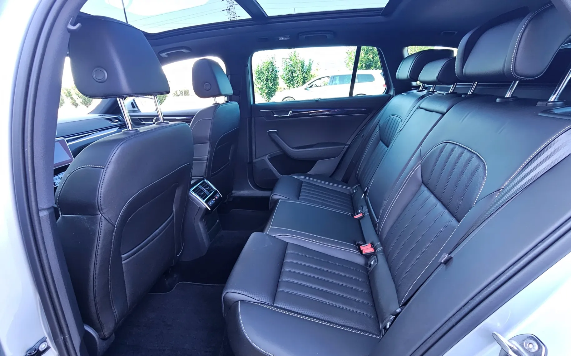 Zunanja slika - Škoda Superb - Combi 2,0 TDI L&K DSG - 8