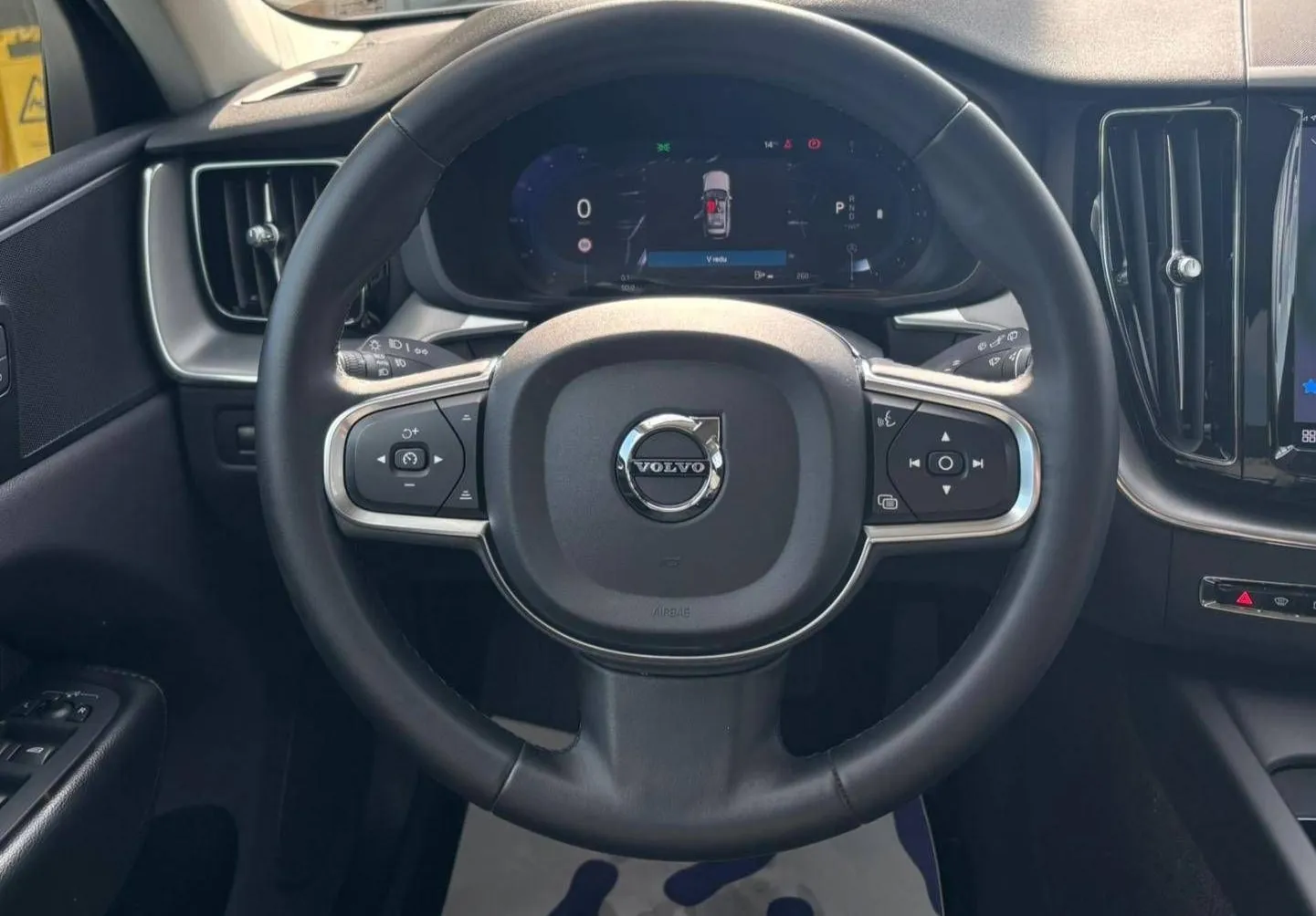 Notranja slika - Volvo XC60 - B4P Momentum PRO AT FWD KAMERA-GRETJE.SED.-DAB+... - 12