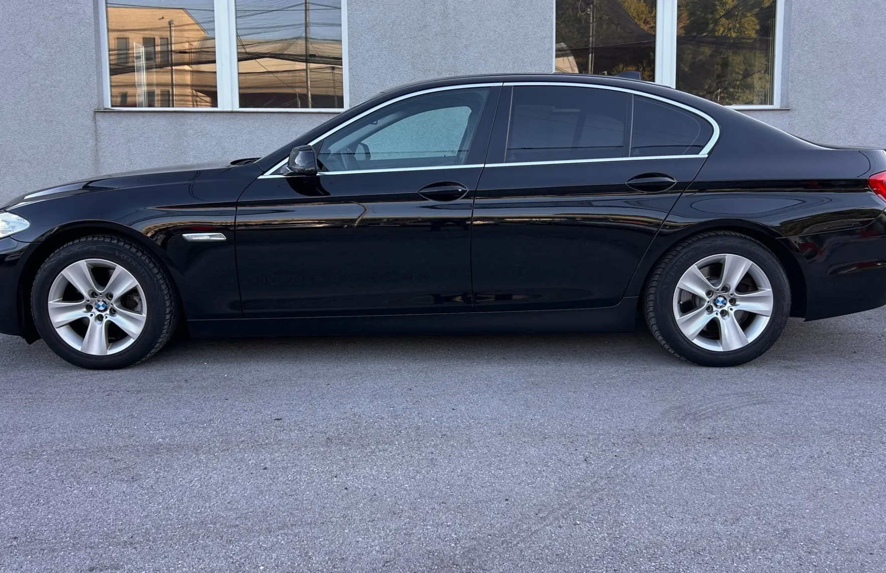 Zunanja slika - BMW Serija 5 - : 520d-XSENON-GRETJE SEDEŽEV-ŠIBEDAH-AUTOMATIK - 4