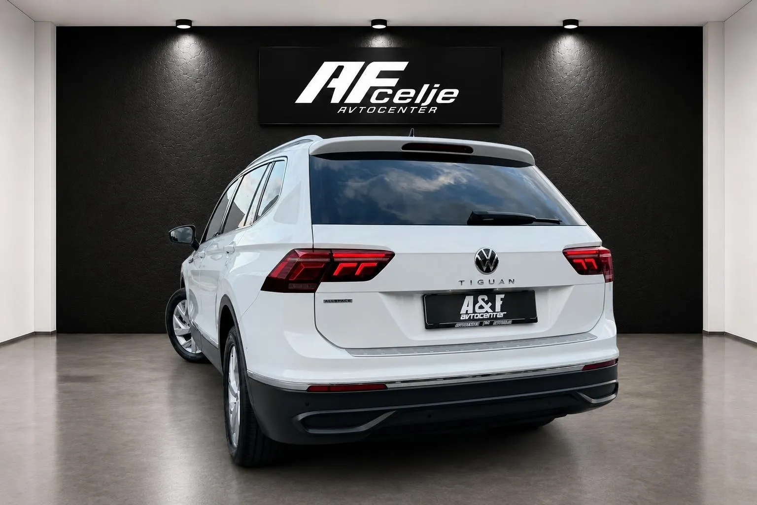 Notranja slika - Volkswagen Tiguan Allspace - 2.0 TDI-4X4-DSG-H LINE-PANORAMA-VIRTUAL-MASAŽA- - 7