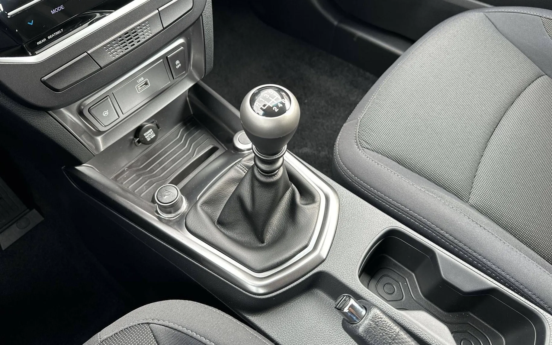 Notranja slika - SsangYong Tivoli - 1.5 T-GDi Fresh 2WD M T... - 17