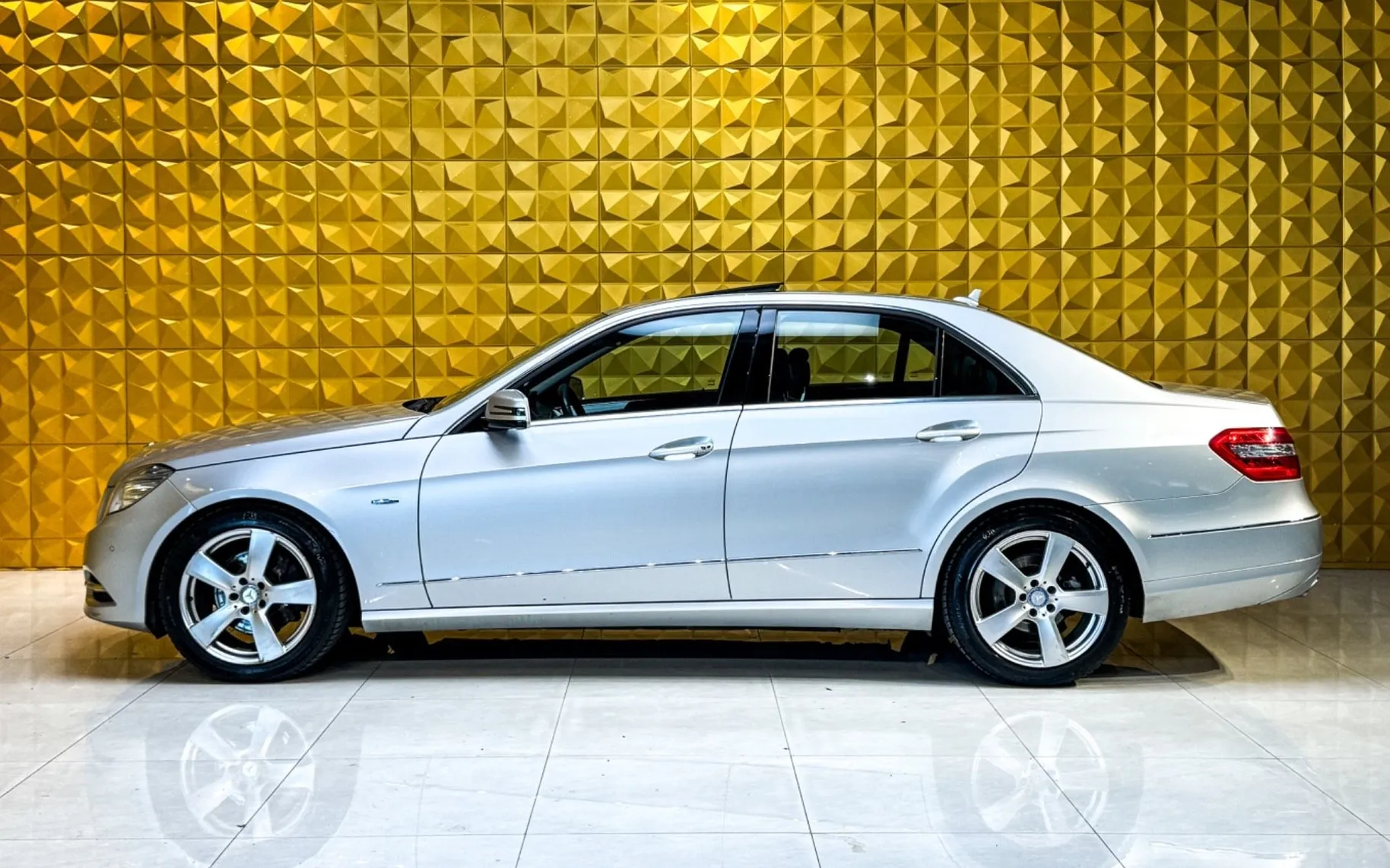 Zunanja slika - Mercedes-Benz E-Razred - E 220 CDI AUT.-PANO.-GRETJE-PDC-NAVI-F1... - 6