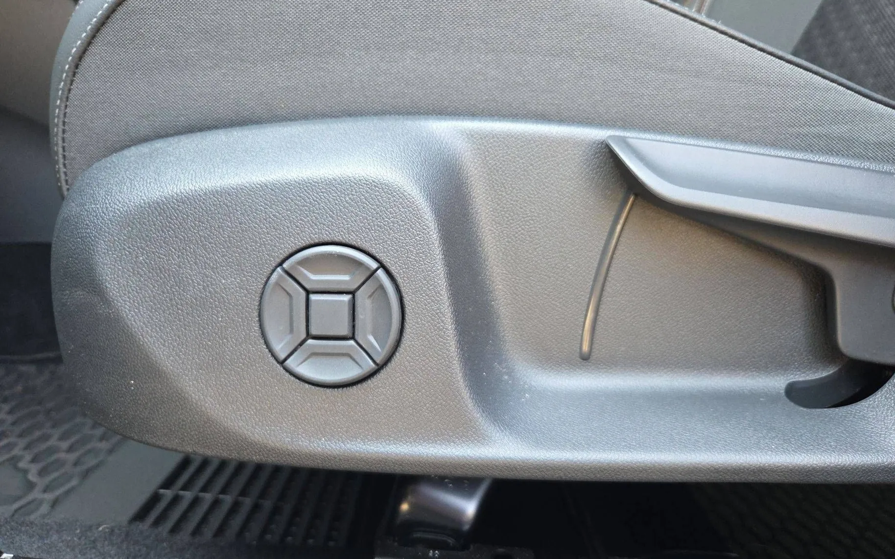 Notranja slika - Volkswagen T-Roc - 1.5 eTSI R-Line DSG 150KM - 11