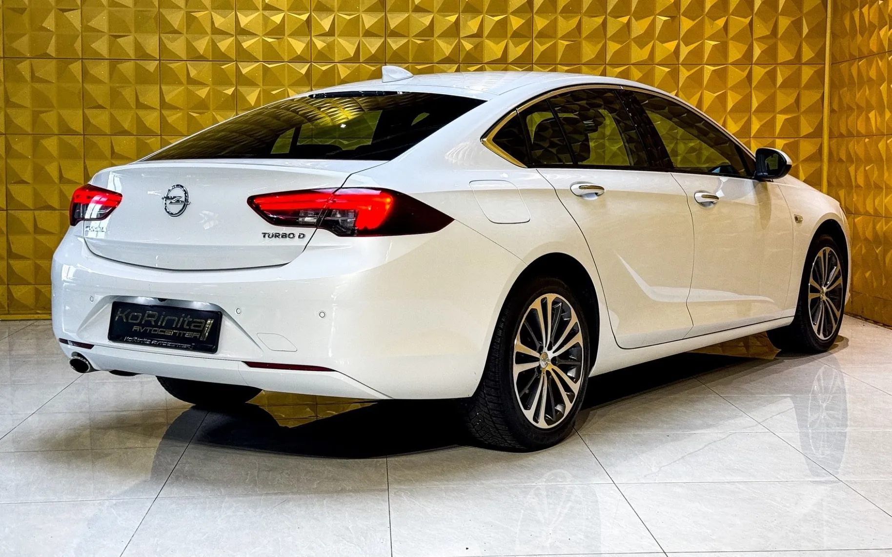 Notranja slika - Opel Insignia - 2.0 CDTI AUT. HEADUP-KAMERA-BOSE-GRETJE VOLANA - 11
