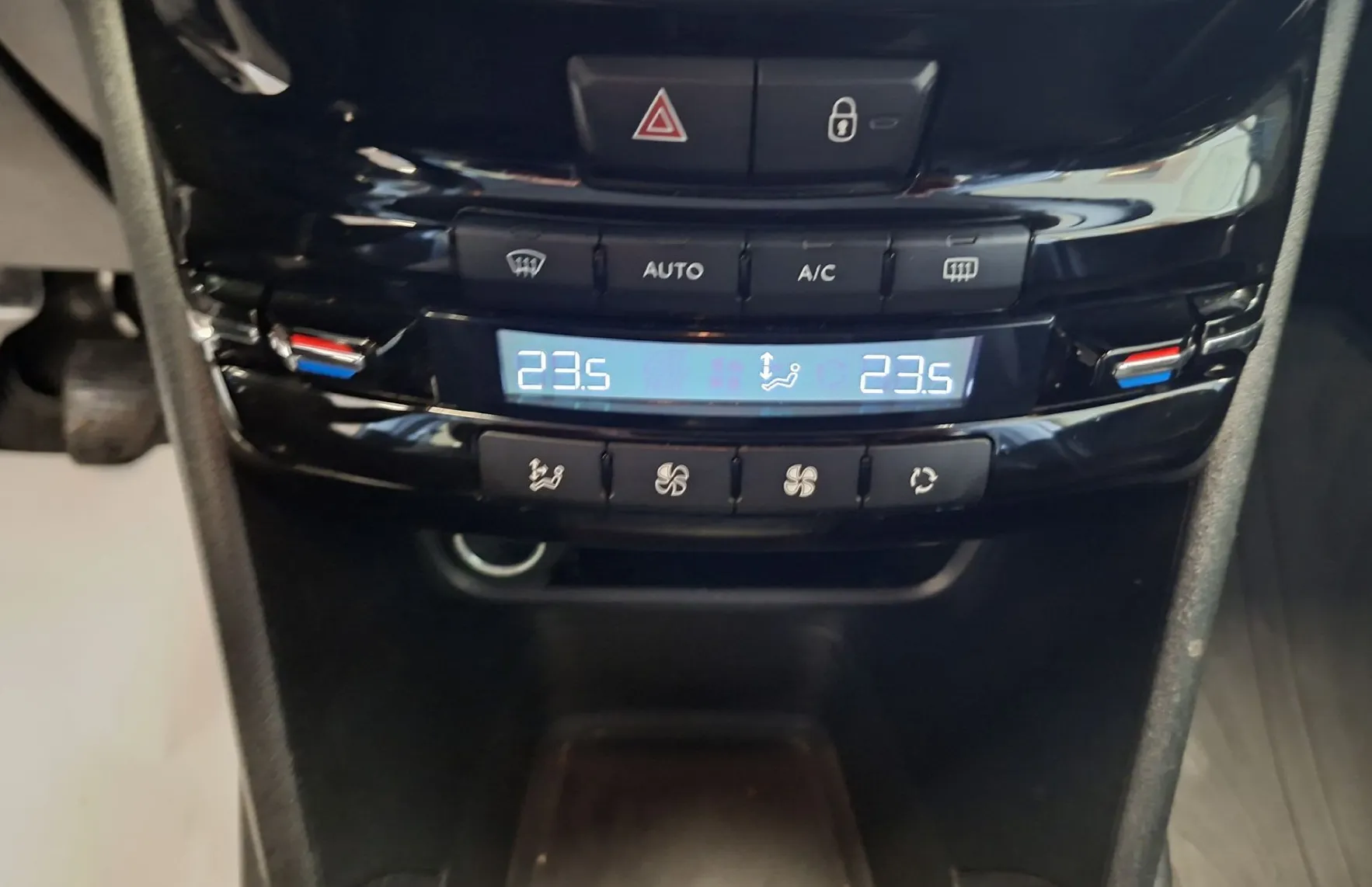 Zunanja slika - Peugeot 208 - ACTIVE 1.4-HITRI KREDIT-ODLIČEN- - 14