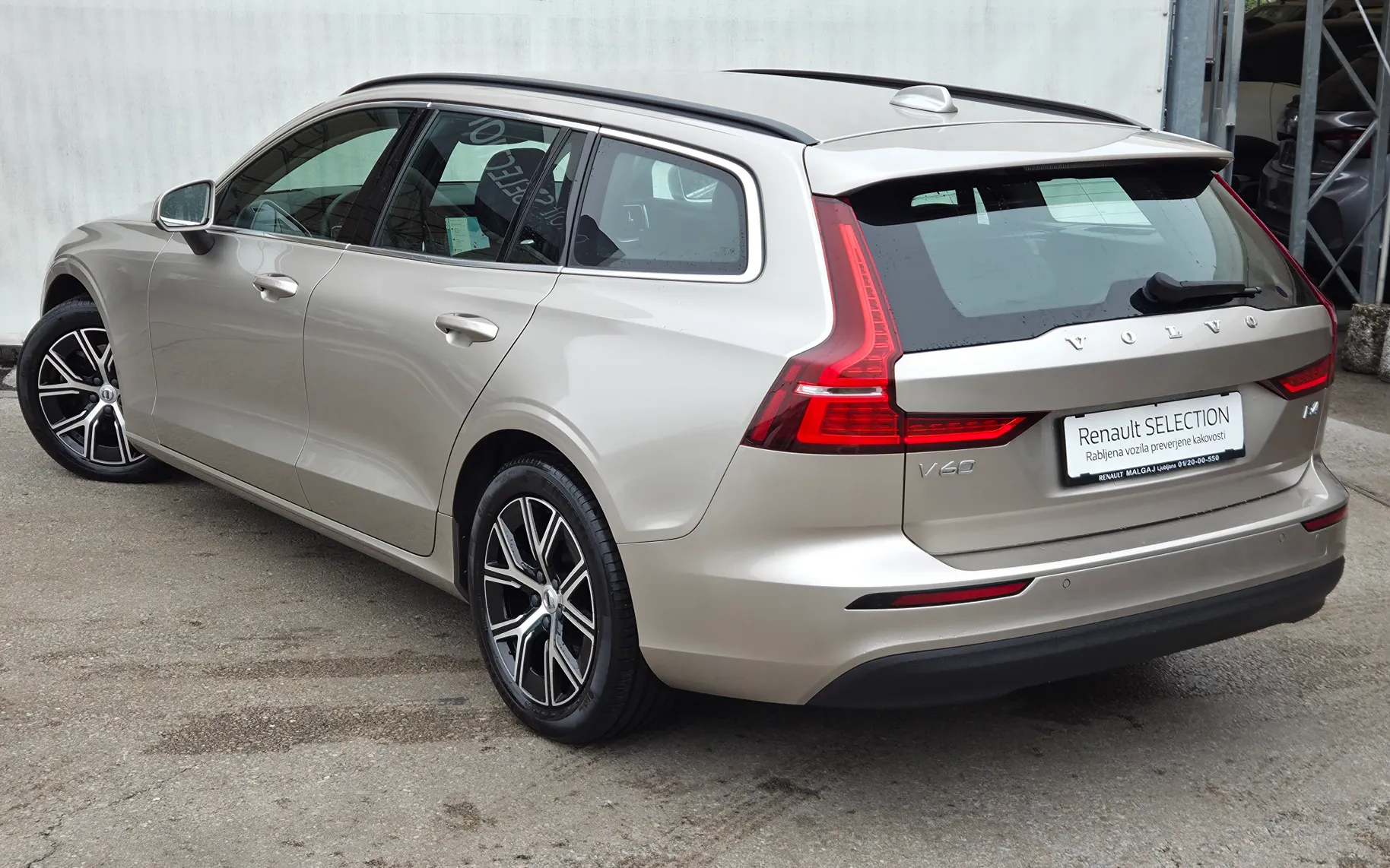 Zunanja slika - Volvo V60 - 2.0 B4 Core ACC-KAMERA-NAVI-LED-GRETJE SPR/ZAD.SED - 5