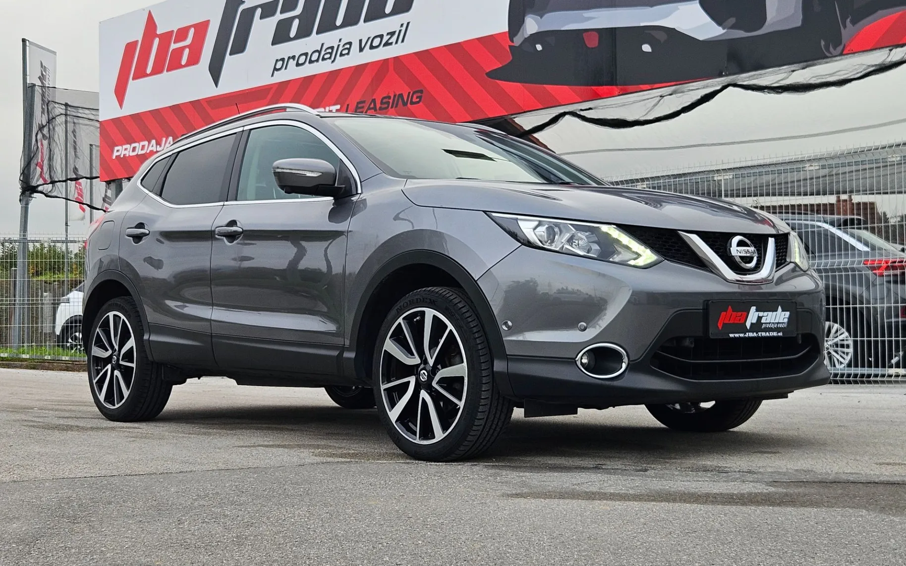 Zunanja slika - Nissan Qashqai - 1.6 dCi Visia, SLOVENSKI,360KAMERE,USNJE - 1