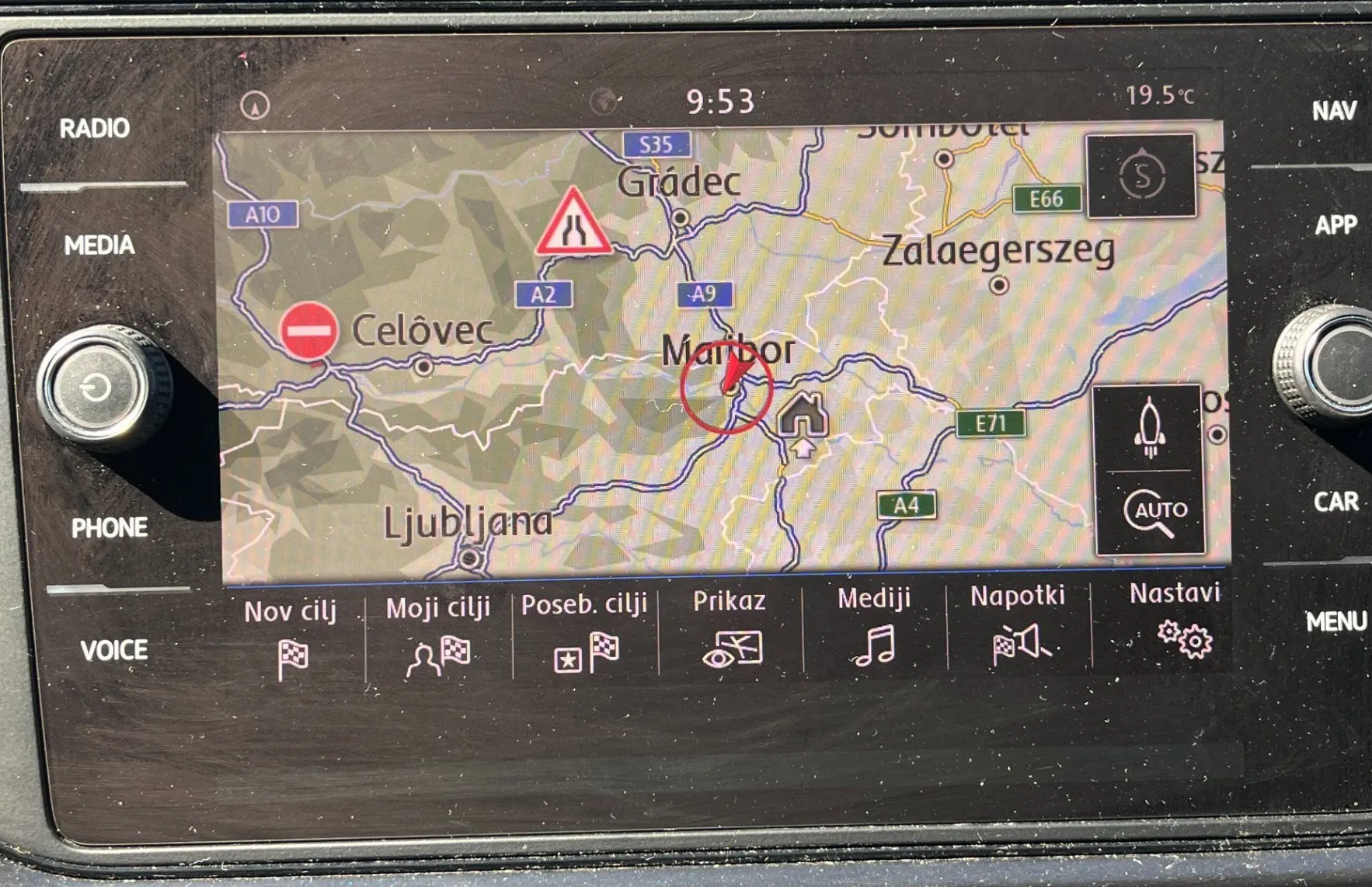 Zunanja slika - VW T-Roc - 1.6 TDI BMT 2X PDC. NAVI. SAMO 88.645 KM. - 17
