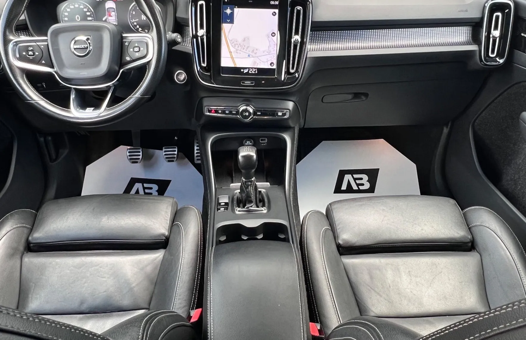 Zunanja slika - Volvo XC40 - T3 R-design+ALU+LED+HI-FI+KLJUKA - 14