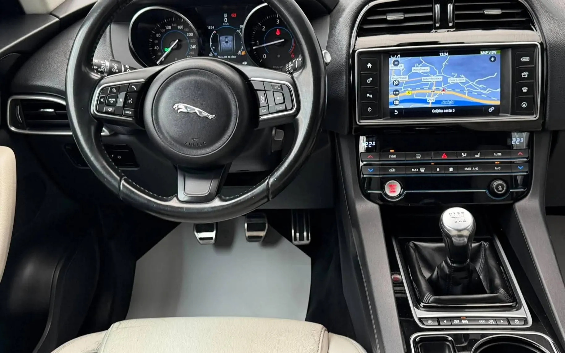Notranja slika - Jaguar F-Pace - 2.0 D•4X4•R•FUL LED•NAVI•AMBIENT•PDC•LANE ASSIST• - 9