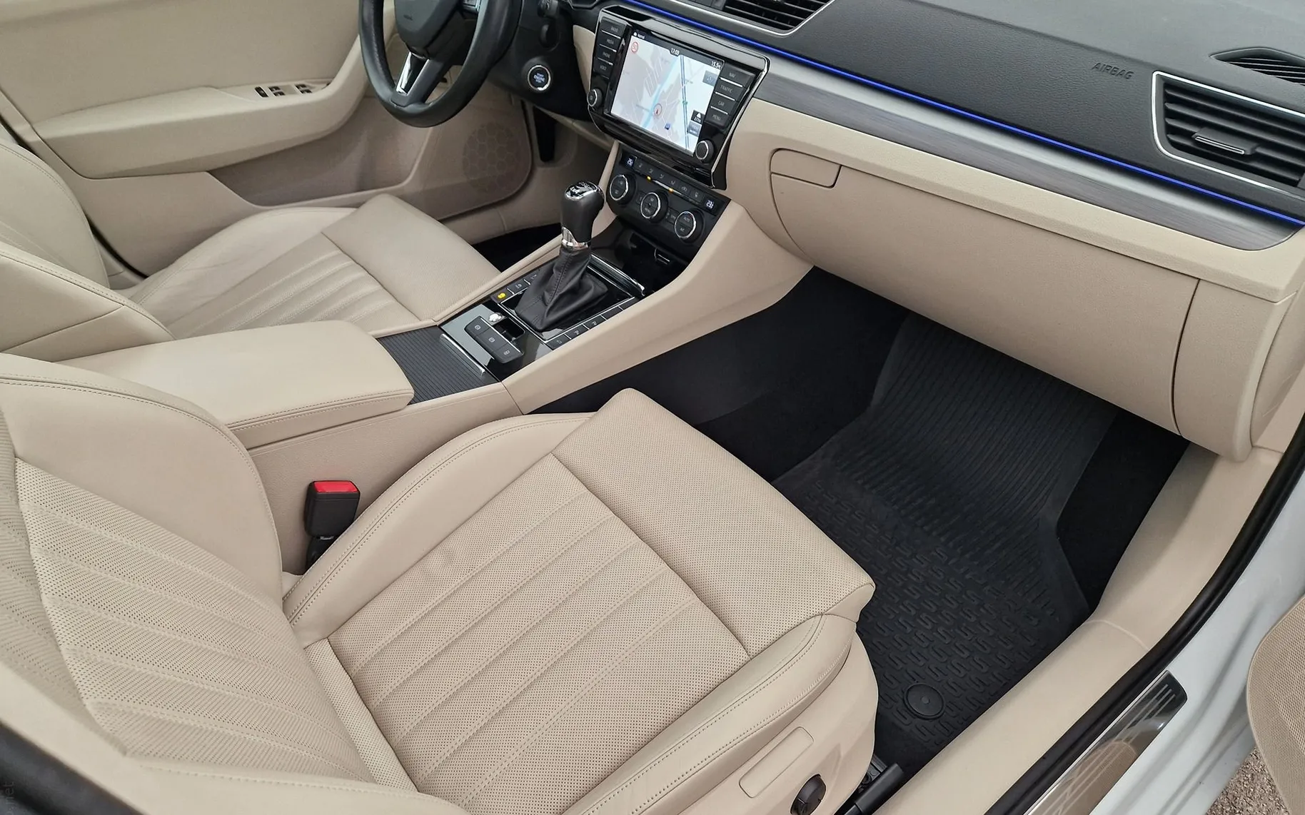 Notranja slika - Škoda Superb - 4x4-2.0 TDI-DSG-PANORAMA-360KAM.-USNJE-ACC-F1-18.. - 11