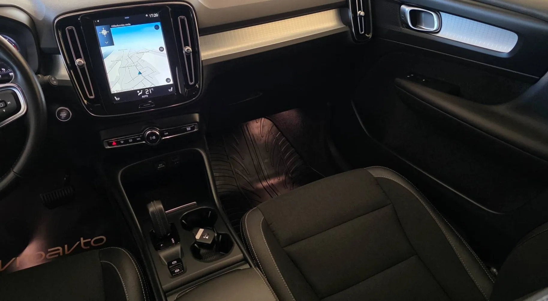 Notranja slika - Volvo XC40 - D3 Momentum Avt.Radarski temp.  ACC -Kamera - 11